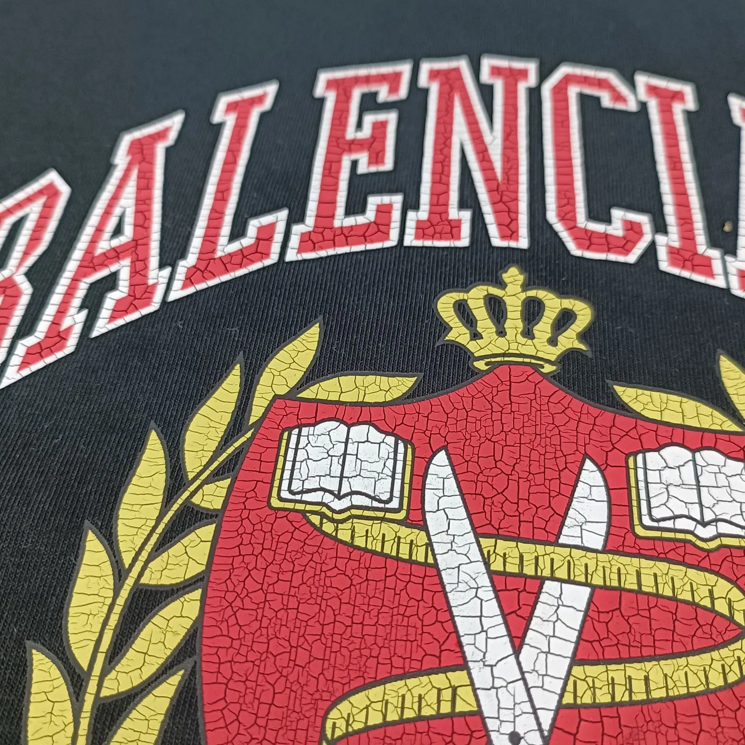 The top version of Balenciaga logo printed EST 1917 knitted T-shirt 2022 new spring and summer short-sleeved men and women couples, the process uses Kangli printing cracking effect. This crack is not a line pattern, but a three-dimensional burst pattern. How many versions on the market are based on pictures? Just make pictures, not craftsmanship? Without a version, it would be impossible to create the original flavor, and it would be almost pointless to brag! The front panel printing glue bursting effect uses imported transparent slurry to scrape the bottom to make the printing bursting feel uniform. (PS: If this process is missing, the printing will easily fall off in large areas after cracking) The fabric is made of 24S 260g pure cotton double yarn fabric, which is full of drape, sweat-absorbent and breathable. Color: Black White Size: XS-L P:250