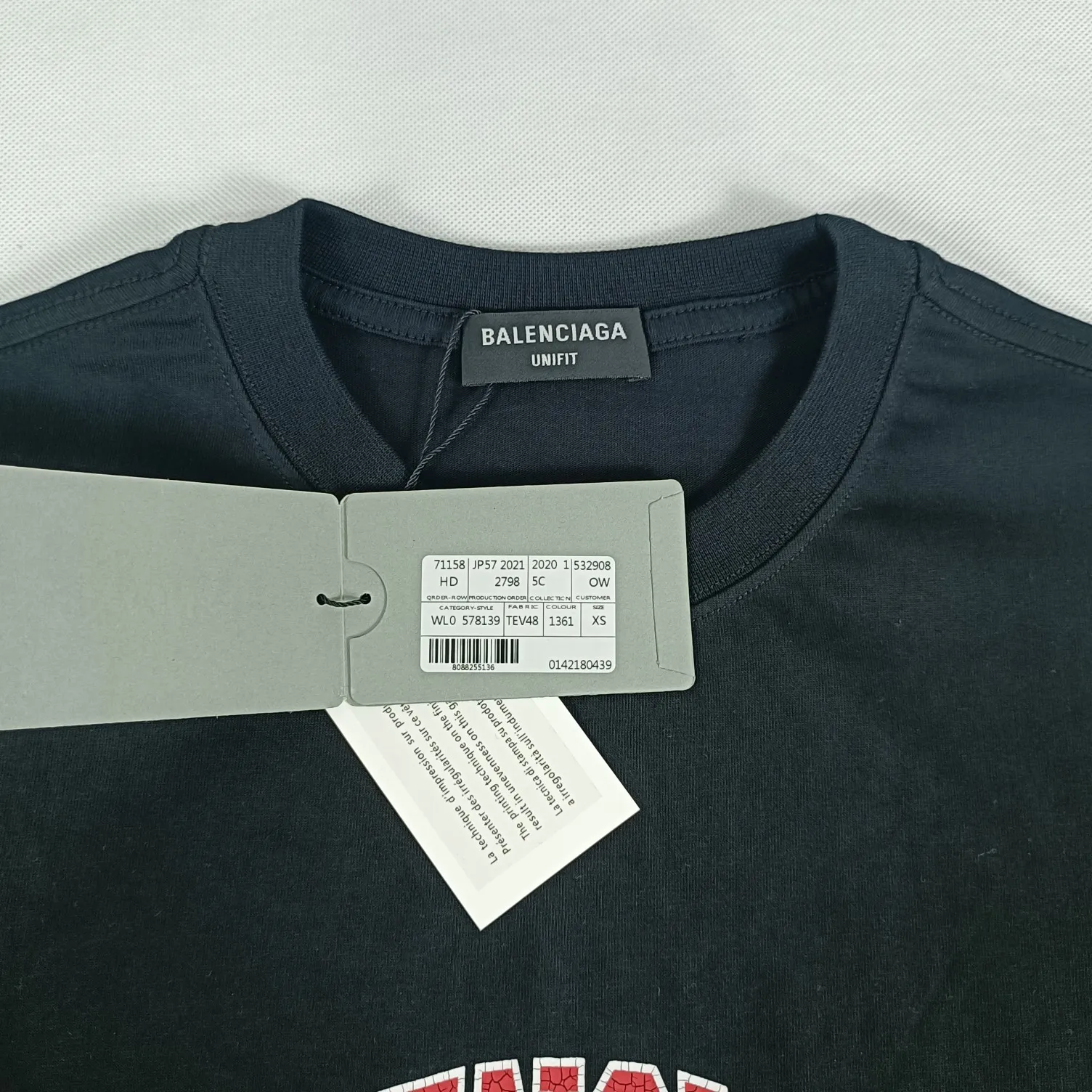 The top version of Balenciaga logo printed EST 1917 knitted T-shirt 2022 new spring and summer short-sleeved men and women couples, the process uses Kangli printing cracking effect. This crack is not a line pattern, but a three-dimensional burst pattern. How many versions on the market are based on pictures? Just make pictures, not craftsmanship? Without a version, it would be impossible to create the original flavor, and it would be almost pointless to brag! The front panel printing glue bursting effect uses imported transparent slurry to scrape the bottom to make the printing bursting feel uniform. (PS: If this process is missing, the printing will easily fall off in large areas after cracking) The fabric is made of 24S 260g pure cotton double yarn fabric, which is full of drape, sweat-absorbent and breathable. Color: Black White Size: XS-L P:250