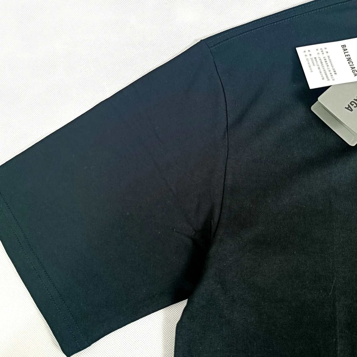 The top version of Balenciaga logo printed EST 1917 knitted T-shirt 2022 new spring and summer short-sleeved men and women couples, the process uses Kangli printing cracking effect. This crack is not a line pattern, but a three-dimensional burst pattern. How many versions on the market are based on pictures? Just make pictures, not craftsmanship? Without a version, it would be impossible to create the original flavor, and it would be almost pointless to brag! The front panel printing glue bursting effect uses imported transparent slurry to scrape the bottom to make the printing bursting feel uniform. (PS: If this process is missing, the printing will easily fall off in large areas after cracking) The fabric is made of 24S 260g pure cotton double yarn fabric, which is full of drape, sweat-absorbent and breathable. Color: Black White Size: XS-L P:250