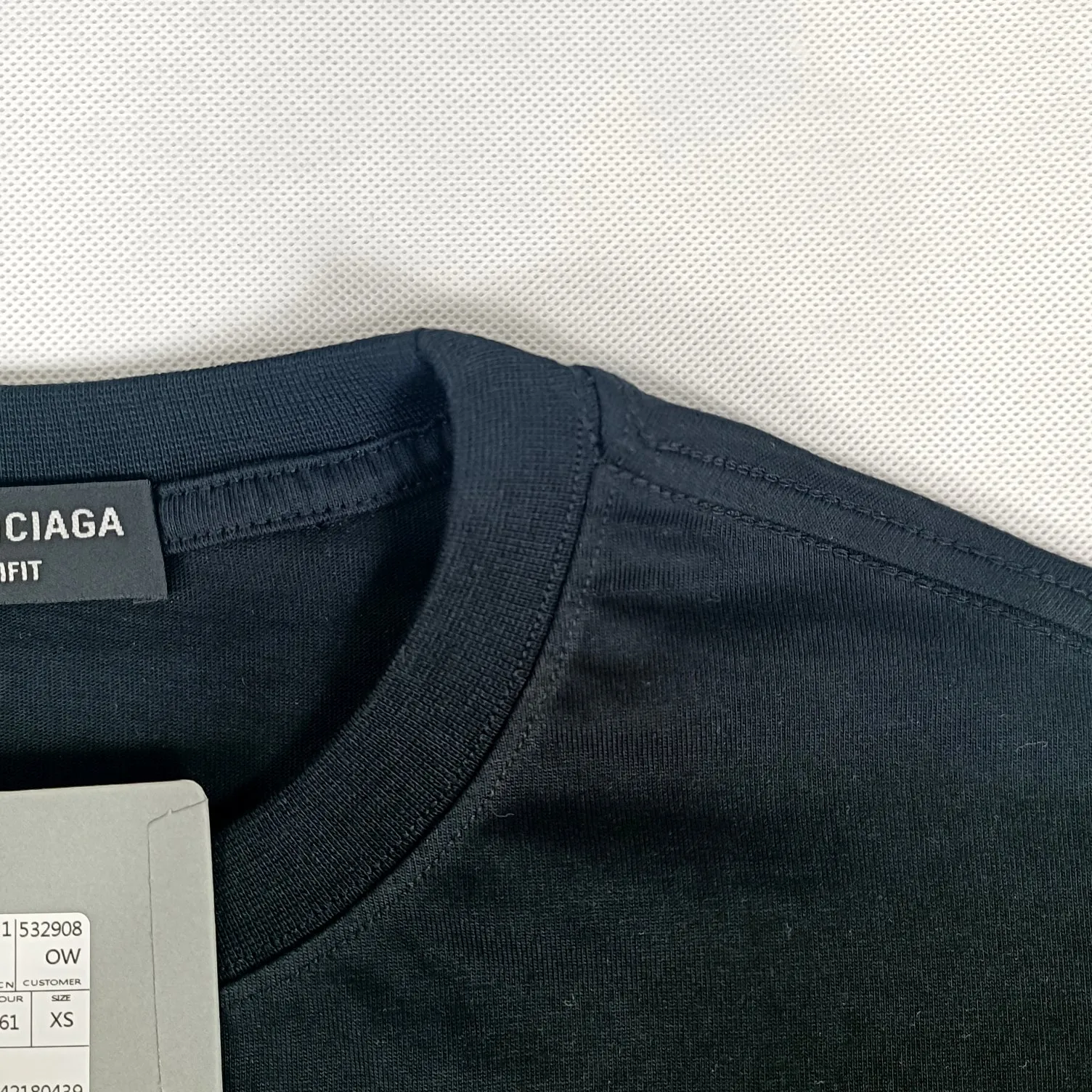 The top version of Balenciaga logo printed EST 1917 knitted T-shirt 2022 new spring and summer short-sleeved men and women couples, the process uses Kangli printing cracking effect. This crack is not a line pattern, but a three-dimensional burst pattern. How many versions on the market are based on pictures? Just make pictures, not craftsmanship? Without a version, it would be impossible to create the original flavor, and it would be almost pointless to brag! The front panel printing glue bursting effect uses imported transparent slurry to scrape the bottom to make the printing bursting feel uniform. (PS: If this process is missing, the printing will easily fall off in large areas after cracking) The fabric is made of 24S 260g pure cotton double yarn fabric, which is full of drape, sweat-absorbent and breathable. Color: Black White Size: XS-L P:250