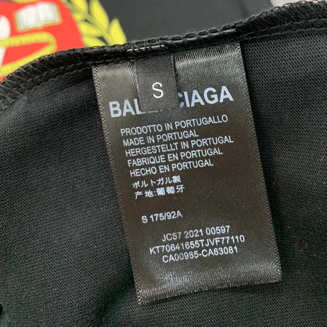 The top version of Balenciaga logo printed EST 1917 knitted T-shirt 2022 new spring and summer short-sleeved men and women couples, the process uses Kangli printing cracking effect. This crack is not a line pattern, but a three-dimensional burst pattern. How many versions on the market are based on pictures? Just make pictures, not craftsmanship? Without a version, it would be impossible to create the original flavor, and it would be almost pointless to brag! The front panel printing glue bursting effect uses imported transparent slurry to scrape the bottom to make the printing bursting feel uniform. (PS: If this process is missing, the printing will easily fall off in large areas after cracking) The fabric is made of 24S 260g pure cotton double yarn fabric, which is full of drape, sweat-absorbent and breathable. Color: Black White Size: XS-L P:250