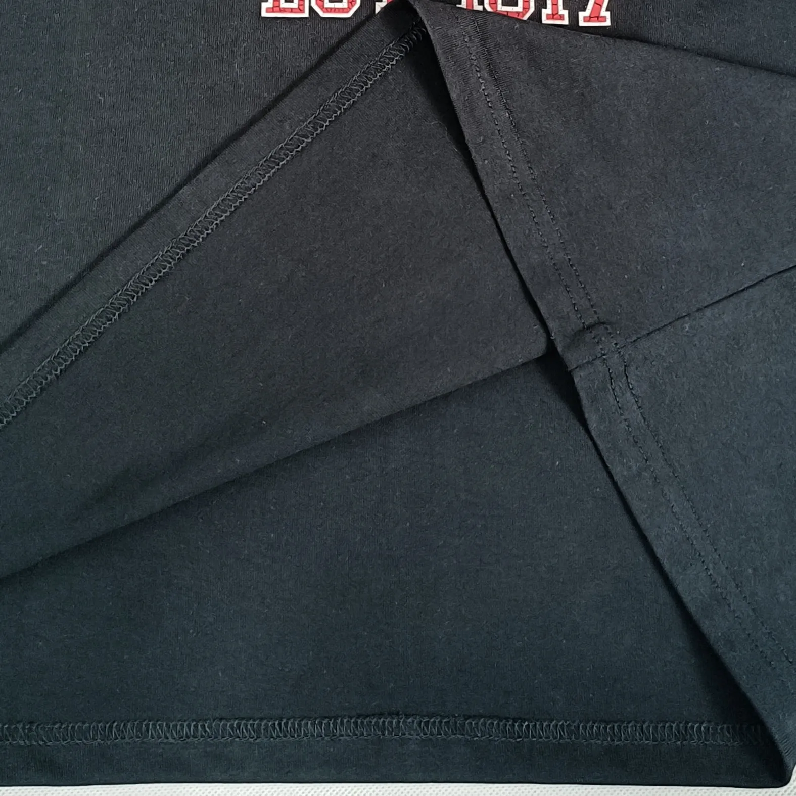 The top version of Balenciaga logo printed EST 1917 knitted T-shirt 2022 new spring and summer short-sleeved men and women couples, the process uses Kangli printing cracking effect. This crack is not a line pattern, but a three-dimensional burst pattern. How many versions on the market are based on pictures? Just make pictures, not craftsmanship? Without a version, it would be impossible to create the original flavor, and it would be almost pointless to brag! The front panel printing glue bursting effect uses imported transparent slurry to scrape the bottom to make the printing bursting feel uniform. (PS: If this process is missing, the printing will easily fall off in large areas after cracking) The fabric is made of 24S 260g pure cotton double yarn fabric, which is full of drape, sweat-absorbent and breathable. Color: Black White Size: XS-L P:250