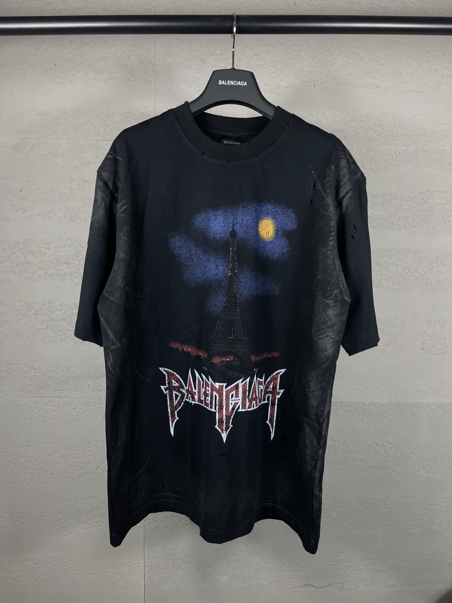 🅿️220 real photos [Top version. Official website quality] BALENCI*GA/Paris. 2024 latest Paris Eiffel Tower inkjet graffiti hand-painted gradient color print washed distressed short-sleeved T-shirt. Overweight craftsmanship, brick cabinet synchronization. ⚠️Distinguish the market currency, genuine development, weight 260 grams, ground. The hand-painted is consistent with ZP, and the printing uses Kornit digital direct printing. The garments are washed, worn and worn. Graffiti are hand-painted. The whole piece is designed with extra heavy craftsmanship. Comparisons welcome. The version adopts OS loose shoulder design. Same style for men and women. Code: BL223321 Color: Black Size: XS to L