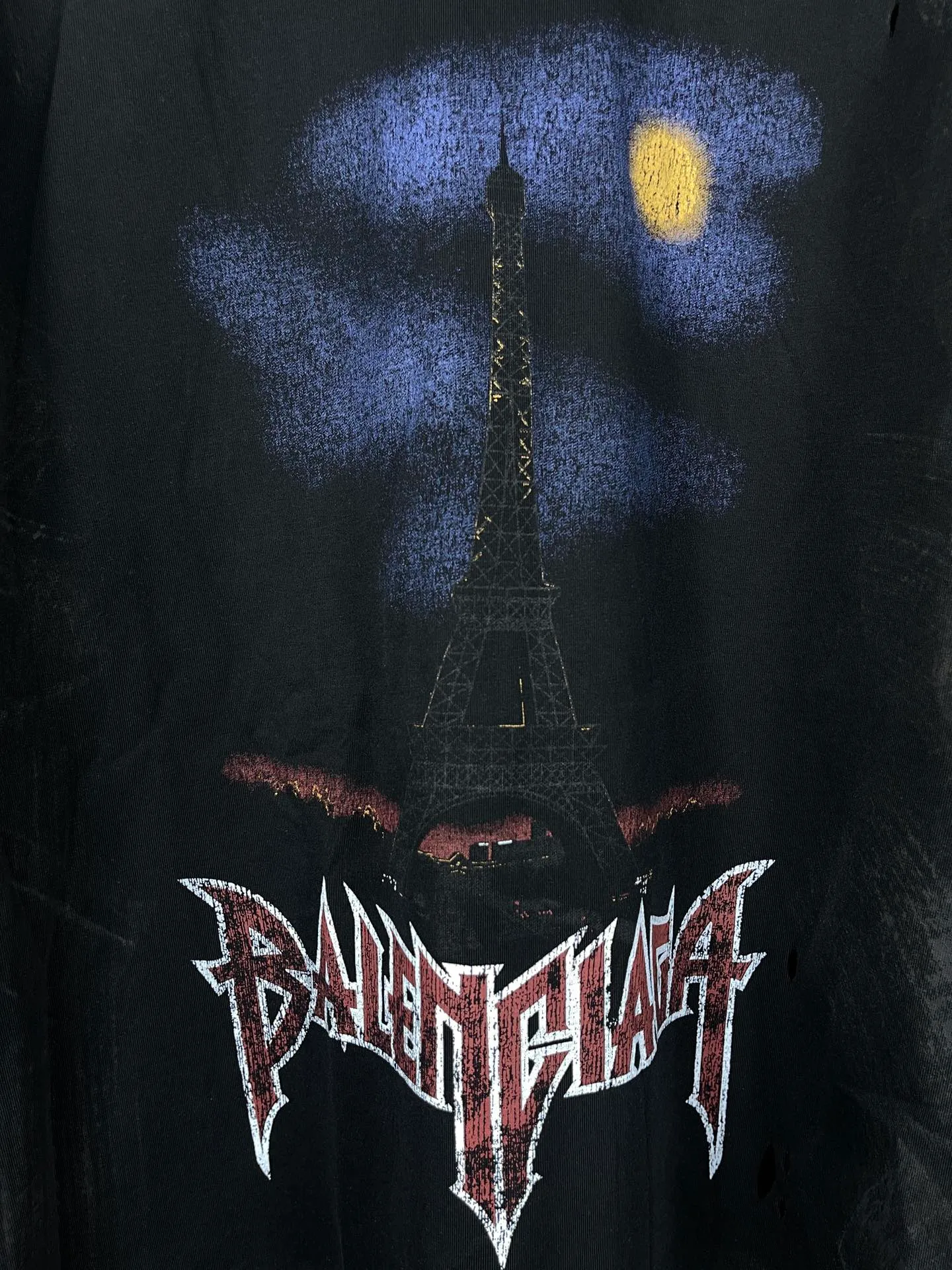 🅿️220 real photos [Top version. Official website quality] BALENCI*GA/Paris. 2024 latest Paris Eiffel Tower inkjet graffiti hand-painted gradient color print washed distressed short-sleeved T-shirt. Overweight craftsmanship, brick cabinet synchronization. ⚠️Distinguish the market currency, genuine development, weight 260 grams, ground. The hand-painted is consistent with ZP, and the printing uses Kornit digital direct printing. The garments are washed, worn and worn. Graffiti are hand-painted. The whole piece is designed with extra heavy craftsmanship. Comparisons welcome. The version adopts OS loose shoulder design. Same style for men and women. Code: BL223321 Color: Black Size: XS to L