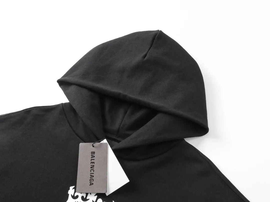 🅿️310 real photos [Top version. Official website quality] BALENCI*GA/Paris new style. 2024 autumn and winter new style. KEEP.CALM art print hooded sweatshirt, brick cabinet synchronization. Genuine product developed in the first time, happy to print and compare! The fabric is made of Paris ZP custom-woven and dyed cotton sweatshirt. Weighing 460 grams, the cloth surface is clean. The cloth pattern is clear, soft and comfortable. The threads are dyed with no color difference. The printing uses environmentally friendly imported materials. The letters are clear and the effect is three-dimensional. The version adopts OS loose shoulder design. Same style for men and women. Code: BL238938 Color: Black Size: XS S M L