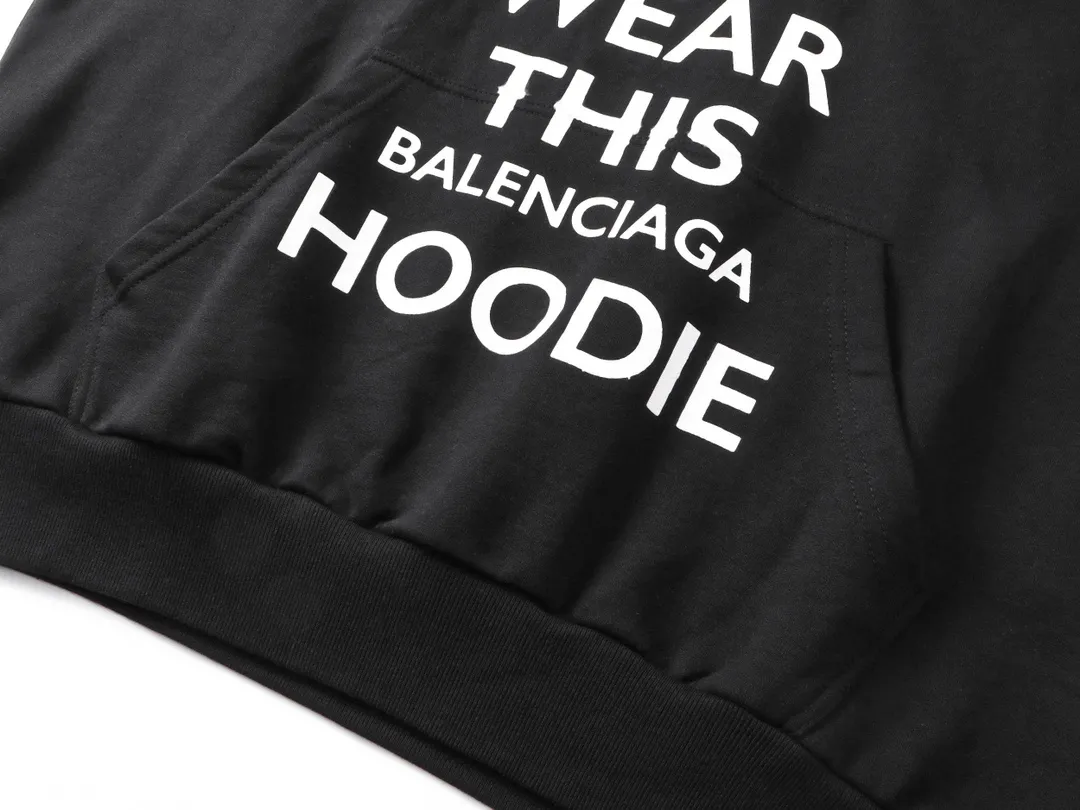🅿️310 real photos [Top version. Official website quality] BALENCI*GA/Paris new style. 2024 autumn and winter new style. KEEP.CALM art print hooded sweatshirt, brick cabinet synchronization. Genuine product developed in the first time, happy to print and compare! The fabric is made of Paris ZP custom-woven and dyed cotton sweatshirt. Weighing 460 grams, the cloth surface is clean. The cloth pattern is clear, soft and comfortable. The threads are dyed with no color difference. The printing uses environmentally friendly imported materials. The letters are clear and the effect is three-dimensional. The version adopts OS loose shoulder design. Same style for men and women. Code: BL238938 Color: Black Size: XS S M L