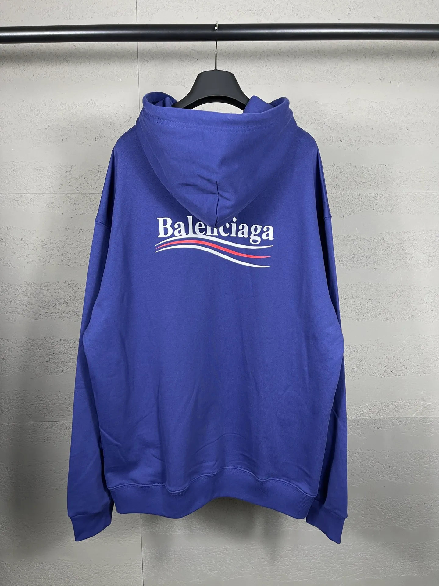 🅿️290 Actual pictures [Top version. Official website quality] BALENCI*GA/Paris #classic style, cola printed long-sleeved hooded sweatshirt. The fabric is made of Paris ZP custom-woven and dyed cotton David sweatshirt. The weight is 450 grams. The cloth surface is clean. The cloth pattern is clear, soft and comfortable. The threads are dyed with no color difference. The classic pattern printing uses environmentally friendly imported glue and precision stencil. The letters are clear. No burrs. The three-dimensional effect is strong. All colors are synchronized with the brick cabinets, custom woven and dyed, and will not fade. Different market currencies. The version adopts OS loose shoulder design. Same style for men and women. Code: BL238031 Color: white, black, red, blue Size: XS S M L