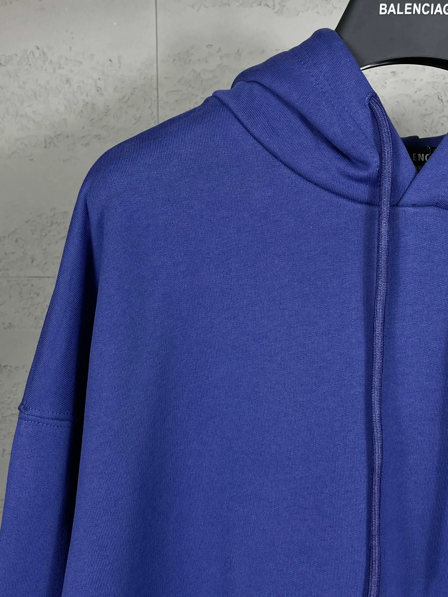 🅿️290 Actual pictures [Top version. Official website quality] BALENCI*GA/Paris #classic style, cola printed long-sleeved hooded sweatshirt. The fabric is made of Paris ZP custom-woven and dyed cotton David sweatshirt. The weight is 450 grams. The cloth surface is clean. The cloth pattern is clear, soft and comfortable. The threads are dyed with no color difference. The classic pattern printing uses environmentally friendly imported glue and precision stencil. The letters are clear. No burrs. The three-dimensional effect is strong. All colors are synchronized with the brick cabinets, custom woven and dyed, and will not fade. Different market currencies. The version adopts OS loose shoulder design. Same style for men and women. Code: BL238031 Color: white, black, red, blue Size: XS S M L
