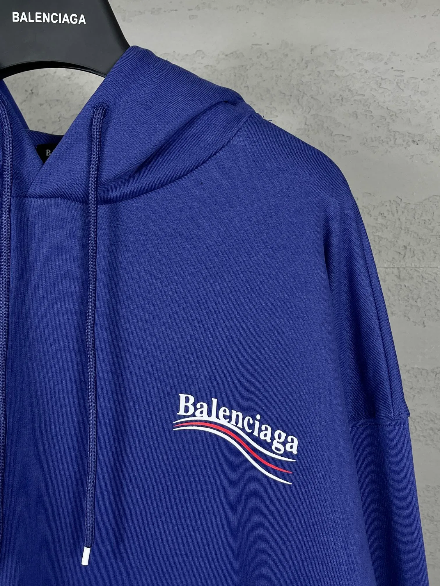 🅿️290 Actual pictures [Top version. Official website quality] BALENCI*GA/Paris #classic style, cola printed long-sleeved hooded sweatshirt. The fabric is made of Paris ZP custom-woven and dyed cotton David sweatshirt. The weight is 450 grams. The cloth surface is clean. The cloth pattern is clear, soft and comfortable. The threads are dyed with no color difference. The classic pattern printing uses environmentally friendly imported glue and precision stencil. The letters are clear. No burrs. The three-dimensional effect is strong. All colors are synchronized with the brick cabinets, custom woven and dyed, and will not fade. Different market currencies. The version adopts OS loose shoulder design. Same style for men and women. Code: BL238031 Color: white, black, red, blue Size: XS S M L