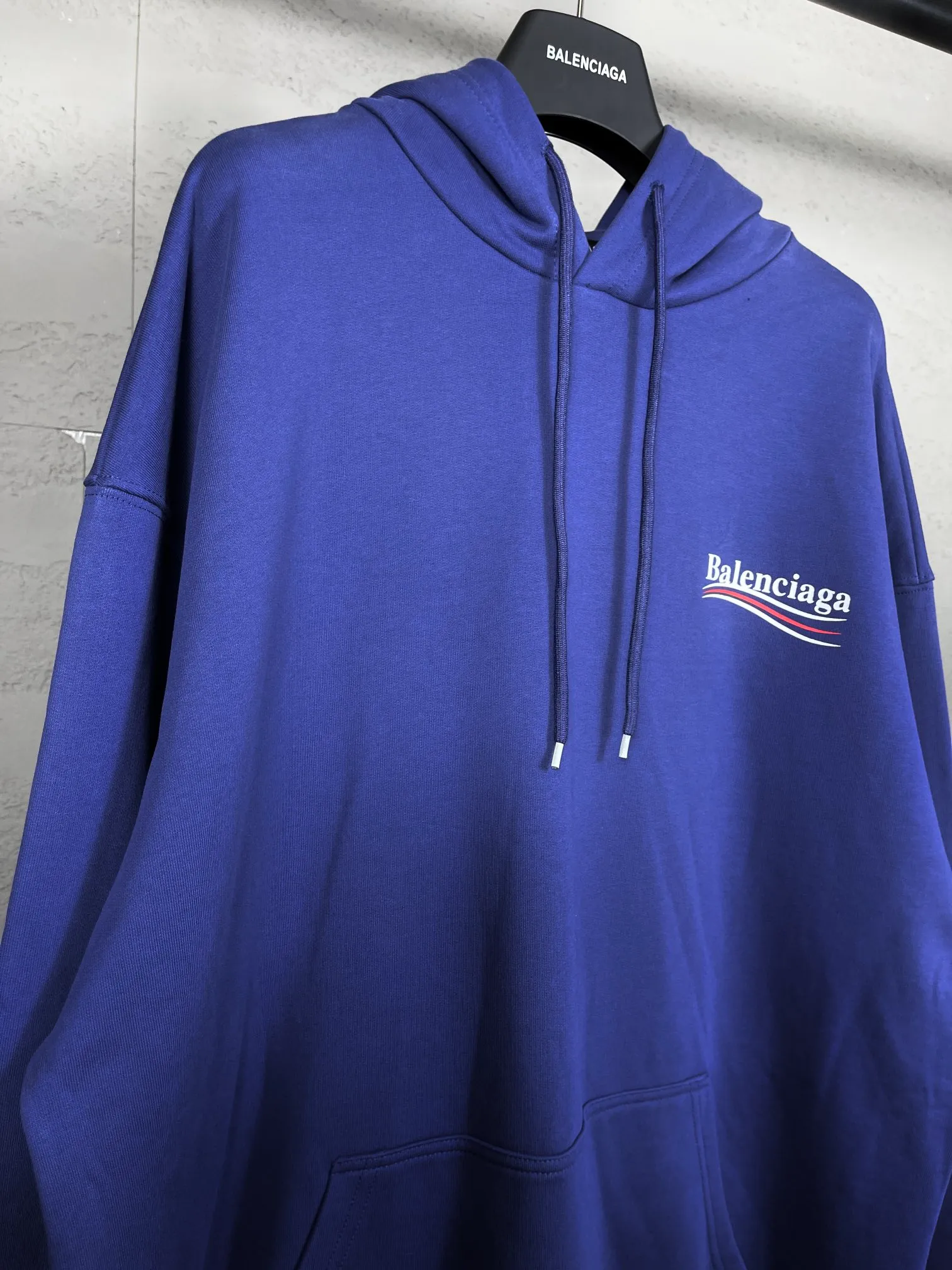 🅿️290 Actual pictures [Top version. Official website quality] BALENCI*GA/Paris #classic style, cola printed long-sleeved hooded sweatshirt. The fabric is made of Paris ZP custom-woven and dyed cotton David sweatshirt. The weight is 450 grams. The cloth surface is clean. The cloth pattern is clear, soft and comfortable. The threads are dyed with no color difference. The classic pattern printing uses environmentally friendly imported glue and precision stencil. The letters are clear. No burrs. The three-dimensional effect is strong. All colors are synchronized with the brick cabinets, custom woven and dyed, and will not fade. Different market currencies. The version adopts OS loose shoulder design. Same style for men and women. Code: BL238031 Color: white, black, red, blue Size: XS S M L