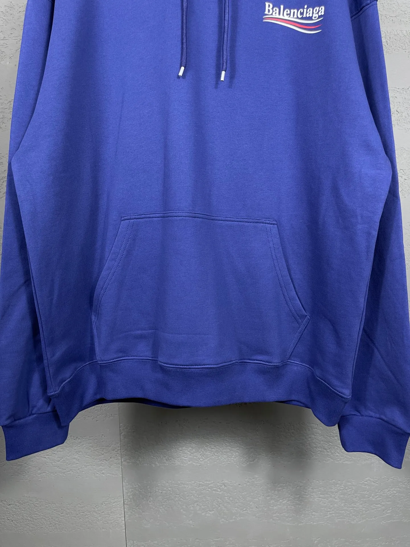 🅿️290 Actual pictures [Top version. Official website quality] BALENCI*GA/Paris #classic style, cola printed long-sleeved hooded sweatshirt. The fabric is made of Paris ZP custom-woven and dyed cotton David sweatshirt. The weight is 450 grams. The cloth surface is clean. The cloth pattern is clear, soft and comfortable. The threads are dyed with no color difference. The classic pattern printing uses environmentally friendly imported glue and precision stencil. The letters are clear. No burrs. The three-dimensional effect is strong. All colors are synchronized with the brick cabinets, custom woven and dyed, and will not fade. Different market currencies. The version adopts OS loose shoulder design. Same style for men and women. Code: BL238031 Color: white, black, red, blue Size: XS S M L