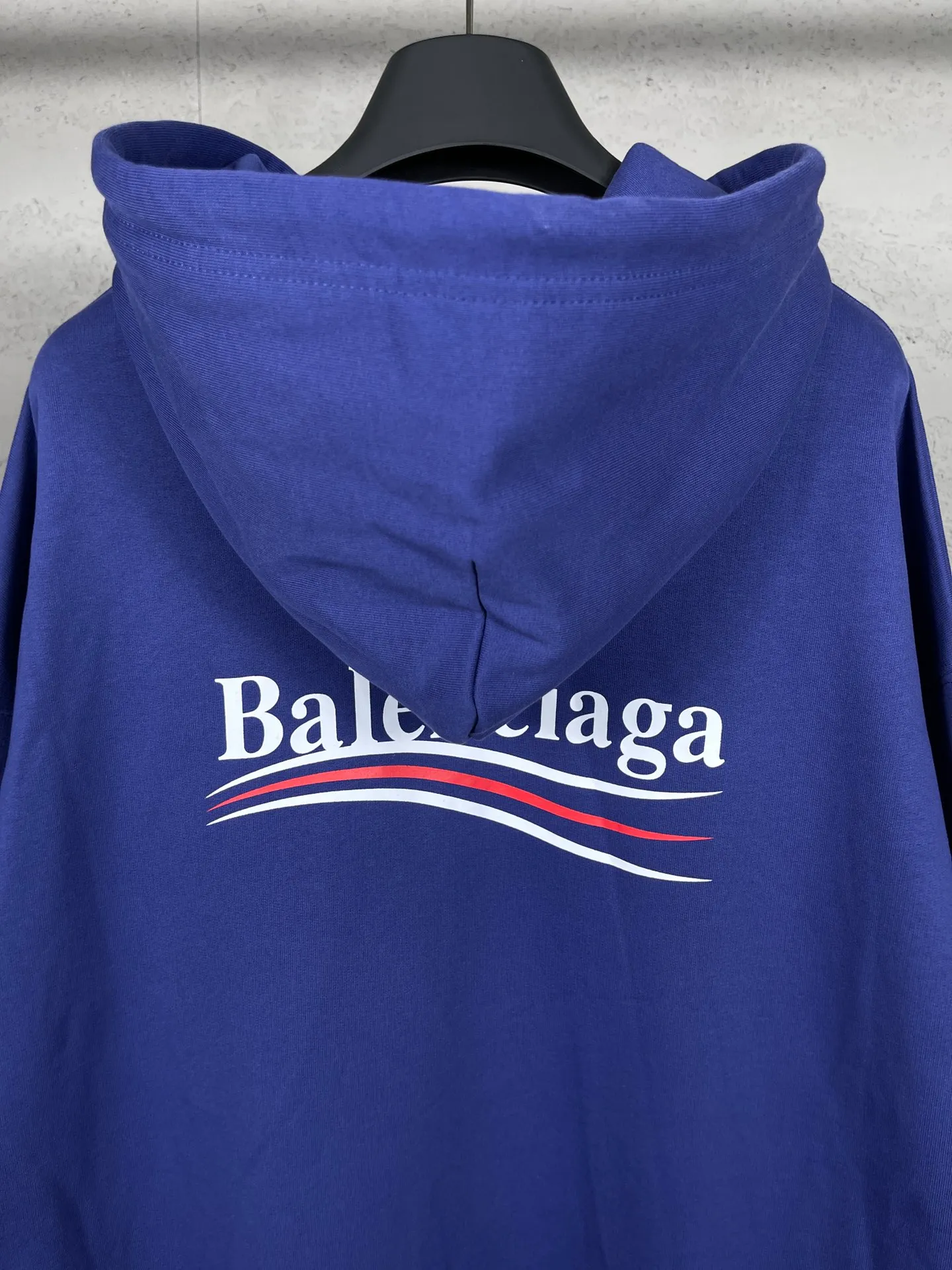 🅿️290 Actual pictures [Top version. Official website quality] BALENCI*GA/Paris #classic style, cola printed long-sleeved hooded sweatshirt. The fabric is made of Paris ZP custom-woven and dyed cotton David sweatshirt. The weight is 450 grams. The cloth surface is clean. The cloth pattern is clear, soft and comfortable. The threads are dyed with no color difference. The classic pattern printing uses environmentally friendly imported glue and precision stencil. The letters are clear. No burrs. The three-dimensional effect is strong. All colors are synchronized with the brick cabinets, custom woven and dyed, and will not fade. Different market currencies. The version adopts OS loose shoulder design. Same style for men and women. Code: BL238031 Color: white, black, red, blue Size: XS S M L