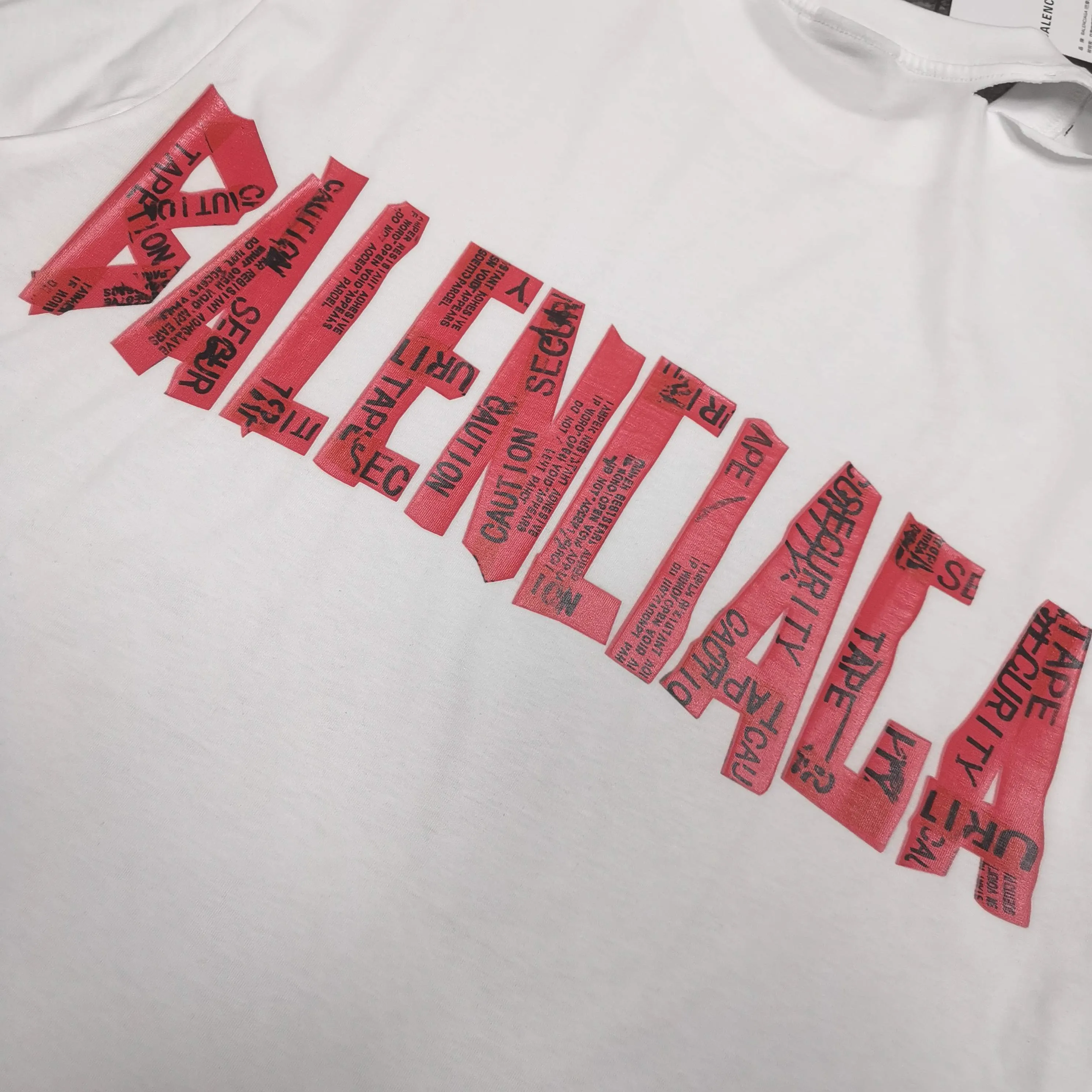 Top tested version ❤️BALENCI*GA/Paris. 25ss latest model. Masking tape pulp printing. Ready-to-wear washed and distressed short-sleeved T-shirt. Brick cabinet synchronization. The fabric is made of Paris ZP custom-woven and dyed 100% cotton double yarn compact cotton. The weight is 260 grams, the cloth surface is clean. The cloth pattern is clear, soft and comfortable, and the thread is dyed with no color difference. The classic pattern is printed with environmentally friendly imported materials, and the tape pattern is glued. The letters are clear and the effect is three-dimensional. Restored brick cabinet. The garments were washed and aged, and polished by many hands. Produced by ultra-heavy craftsmanship, the market currency is very different, welcome to compare. The version adopts OS loose shoulder design. The same style for men and women. Color: White Size: XS S M L P 280