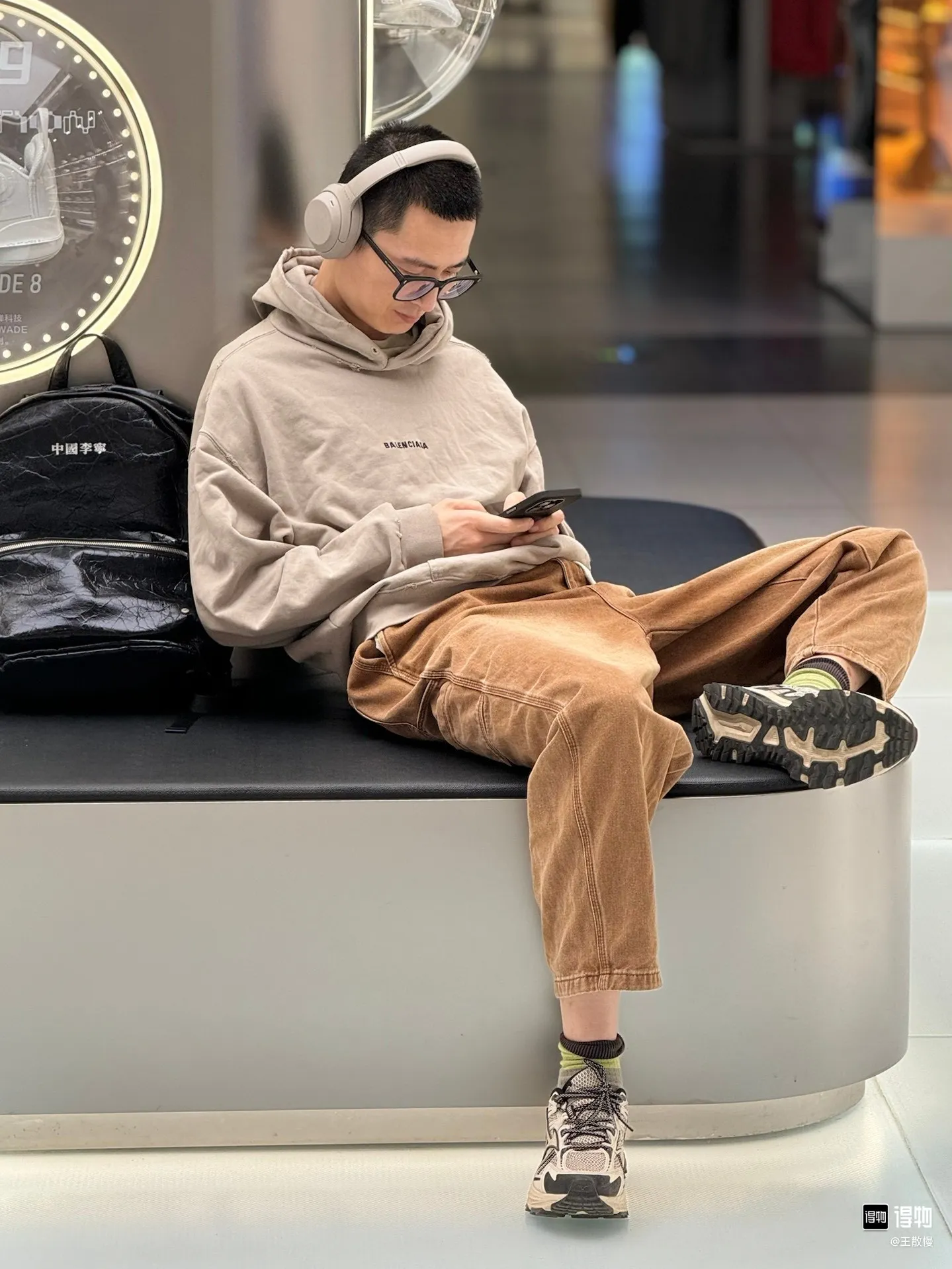 ♻️💯Upper body reference model picture❤️Top version BALENCIAGA large back LOGO basic letters pure cotton loose loose male and female couples same style fashion brand high-end embroidered cotton hoodie hooded sweatshirt The god of simplicity in Paris, a volume sought after by many stars. Lisa’s favorite basic short-sleeved Paris style, which has a very high appearance rate. Wear alone, paired with jeans, shorts, and sweatpants, it's a versatile style. Xiaohongshu, a hot item on INS, a must-have for Paris fans.  Using Tajima embroidery technology imported from Japan, the printing looks very three-dimensional and full, with no threads. Regardless of the size, the front and back letters can be expressed perfectly! The fabric is made of 460g pure cotton combed terry fabric!  A complete set of customized tags, collar tags, washed, plastic bags, and most importantly, a complete set of bags, tag codes, and codes are all authentic.  Color: Gray Size: XS-L P:470