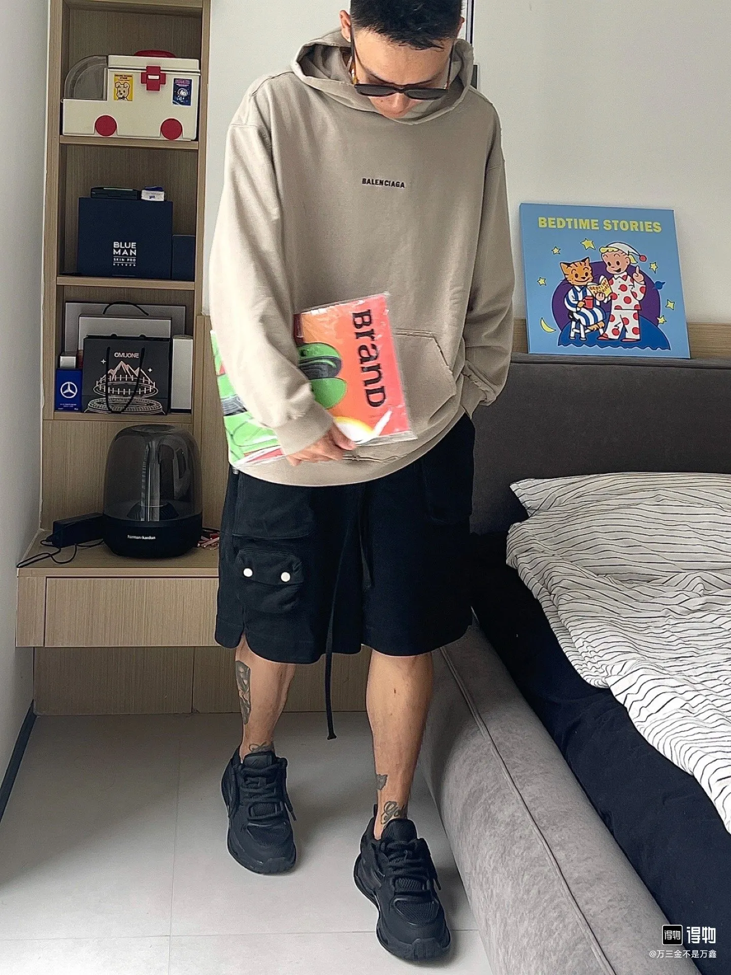 ♻️💯Upper body reference model picture❤️Top version BALENCIAGA large back LOGO basic letters pure cotton loose loose male and female couples same style fashion brand high-end embroidered cotton hoodie hooded sweatshirt The god of simplicity in Paris, a volume sought after by many stars. Lisa’s favorite basic short-sleeved Paris style, which has a very high appearance rate. Wear alone, paired with jeans, shorts, and sweatpants, it's a versatile style. Xiaohongshu, a hot item on INS, a must-have for Paris fans.  Using Tajima embroidery technology imported from Japan, the printing looks very three-dimensional and full, with no threads. Regardless of the size, the front and back letters can be expressed perfectly! The fabric is made of 460g pure cotton combed terry fabric!  A complete set of customized tags, collar tags, washed, plastic bags, and most importantly, a complete set of bags, tag codes, and codes are all authentic.  Color: Gray Size: XS-L P:470
