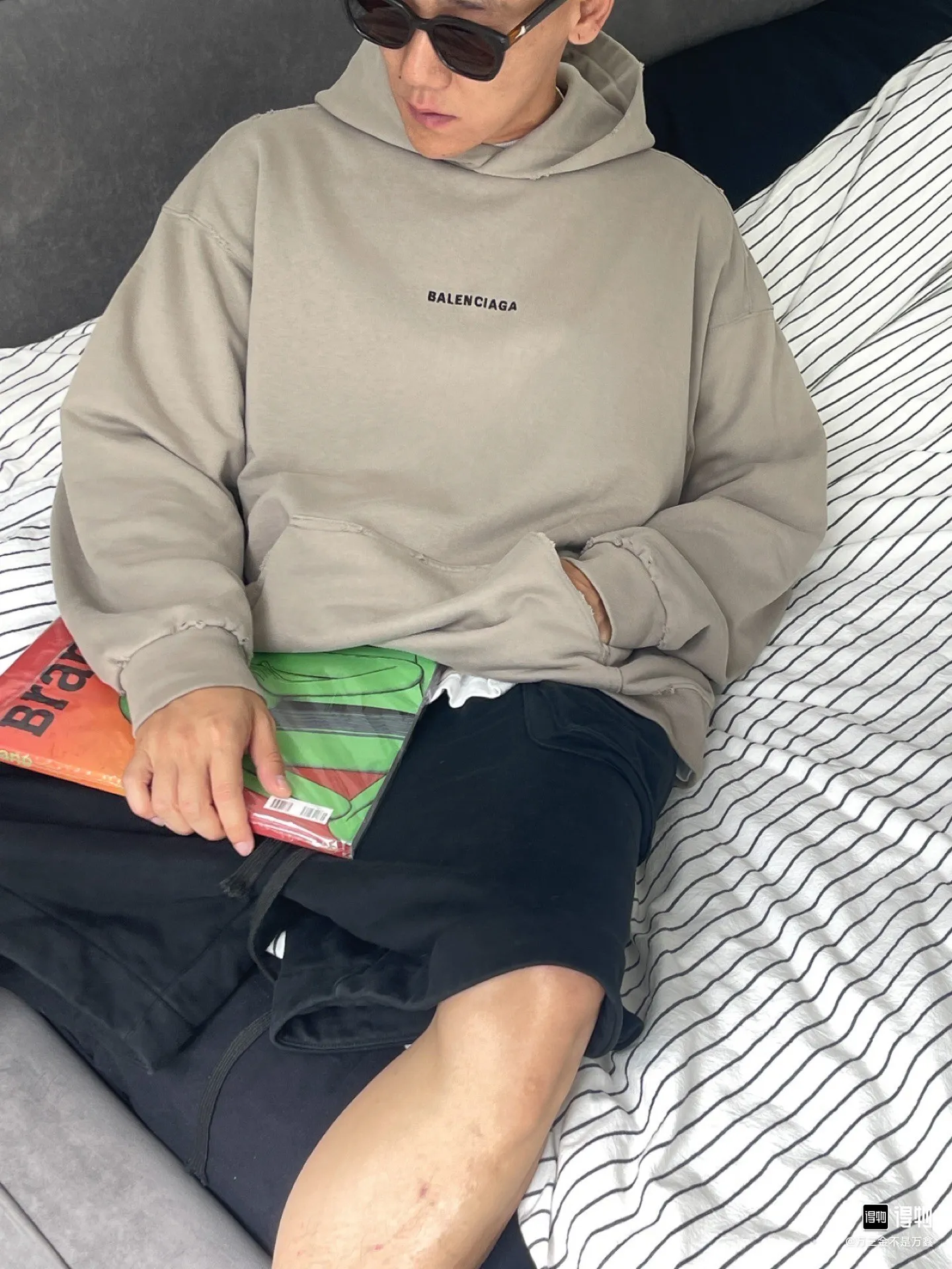 ♻️💯Upper body reference model picture❤️Top version BALENCIAGA large back LOGO basic letters pure cotton loose loose male and female couples same style fashion brand high-end embroidered cotton hoodie hooded sweatshirt The god of simplicity in Paris, a volume sought after by many stars. Lisa’s favorite basic short-sleeved Paris style, which has a very high appearance rate. Wear alone, paired with jeans, shorts, and sweatpants, it's a versatile style. Xiaohongshu, a hot item on INS, a must-have for Paris fans.  Using Tajima embroidery technology imported from Japan, the printing looks very three-dimensional and full, with no threads. Regardless of the size, the front and back letters can be expressed perfectly! The fabric is made of 460g pure cotton combed terry fabric!  A complete set of customized tags, collar tags, washed, plastic bags, and most importantly, a complete set of bags, tag codes, and codes are all authentic.  Color: Gray Size: XS-L P:470