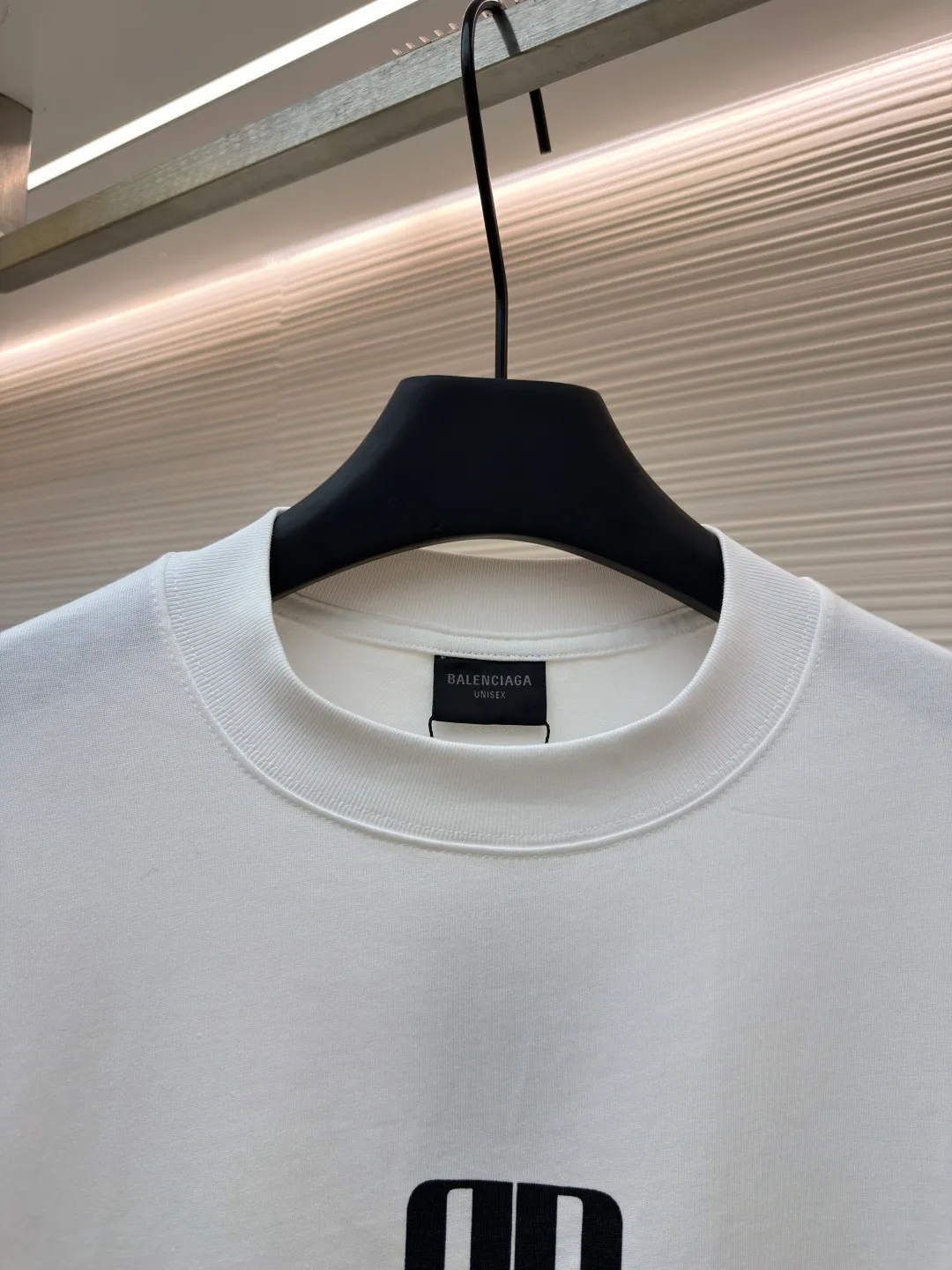 Balenciaga nano BB printed short sleeves ●Original version: Purchased and developed for 4600 ●Item number: 1682358-X90 ●Fabric: moire jersey fabric ●Technology: Glue printing production ●Color: white ●Version: Loose version ●Weight: about 325 grams ●Size: The layered texture carrier is embellished with the exquisite Balenciaga nano BB art on the chest and stamped with a silver-gray artistic seal. It is a concrete expression of the brand's soul. Use every outfit to outline your own fashion picture. Glue printing is used. The chest printing has been modified three times with the film screen. The glue liquid paint is used to print the pattern on the fabric. The fabric is baked to fix the printed pattern. The fabric has been washed. It has a better hand feel and texture. It is not easy to deform, not easy to shrink, not easy to fade, and maintains long-term beauty. The overall wiring is straight and delicate, the fabric is comfortable and soft, and the color is consistent without color difference. It can be matched with the same style to create a fashionable look and control various occasions. Customized accessories, complete with three standards, same style for men and women!
