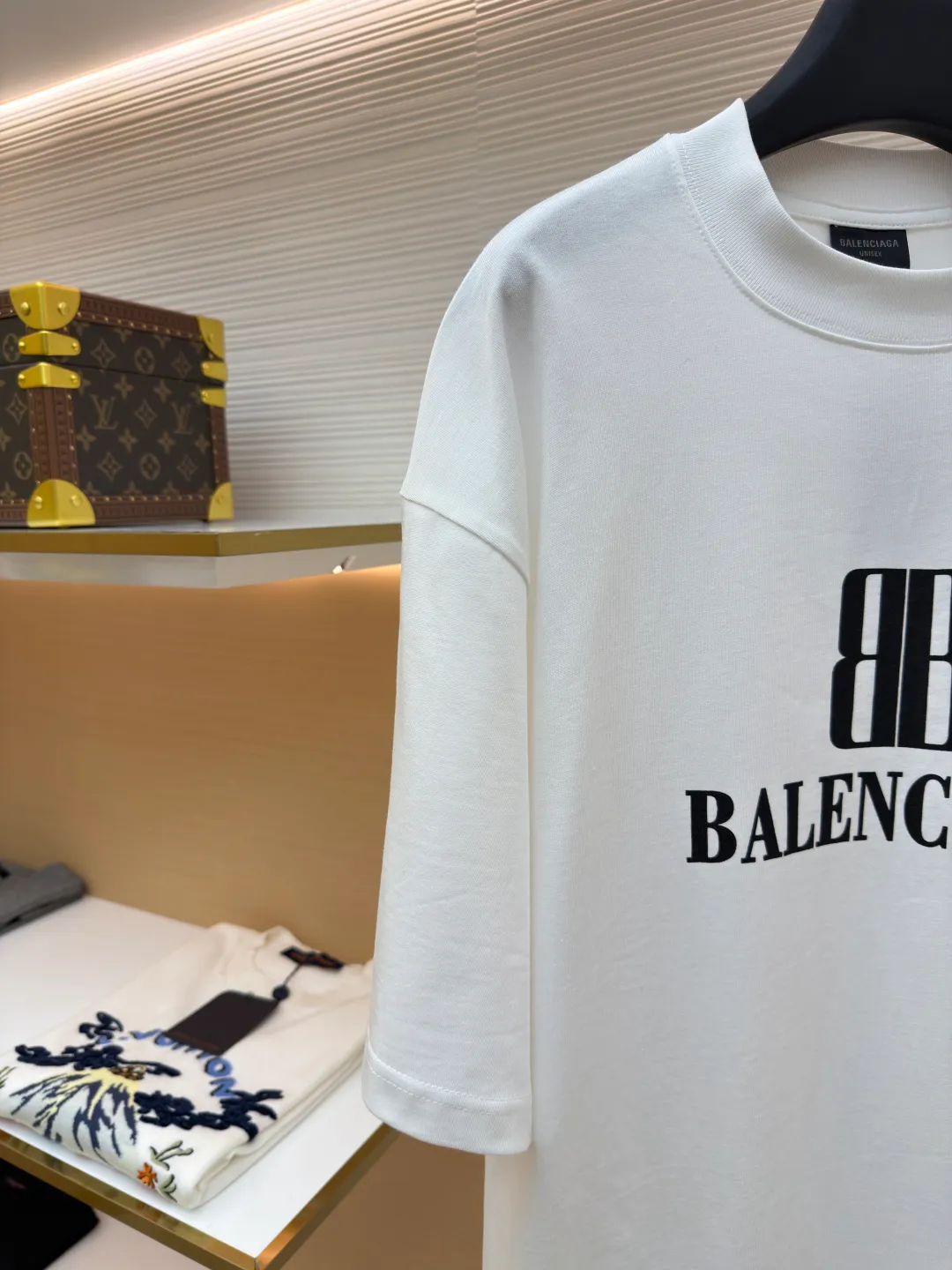 Balenciaga nano BB printed short sleeves ●Original version: Purchased and developed for 4600 ●Item number: 1682358-X90 ●Fabric: moire jersey fabric ●Technology: Glue printing production ●Color: white ●Version: Loose version ●Weight: about 325 grams ●Size: The layered texture carrier is embellished with the exquisite Balenciaga nano BB art on the chest and stamped with a silver-gray artistic seal. It is a concrete expression of the brand's soul. Use every outfit to outline your own fashion picture. Glue printing is used. The chest printing has been modified three times with the film screen. The glue liquid paint is used to print the pattern on the fabric. The fabric is baked to fix the printed pattern. The fabric has been washed. It has a better hand feel and texture. It is not easy to deform, not easy to shrink, not easy to fade, and maintains long-term beauty. The overall wiring is straight and delicate, the fabric is comfortable and soft, and the color is consistent without color difference. It can be matched with the same style to create a fashionable look and control various occasions. Customized accessories, complete with three standards, same style for men and women!