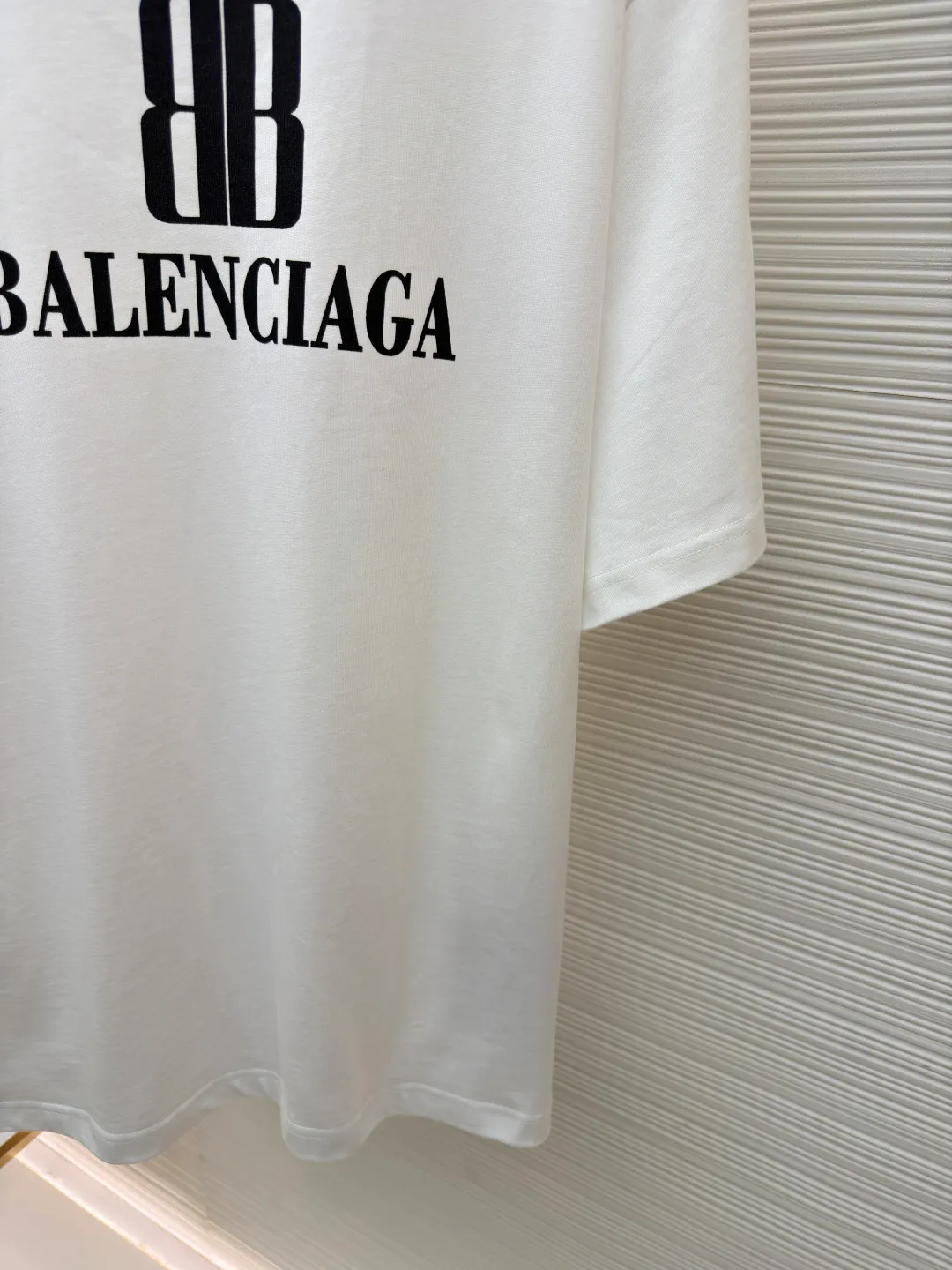 Balenciaga nano BB printed short sleeves ●Original version: Purchased and developed for 4600 ●Item number: 1682358-X90 ●Fabric: moire jersey fabric ●Technology: Glue printing production ●Color: white ●Version: Loose version ●Weight: about 325 grams ●Size: The layered texture carrier is embellished with the exquisite Balenciaga nano BB art on the chest and stamped with a silver-gray artistic seal. It is a concrete expression of the brand's soul. Use every outfit to outline your own fashion picture. Glue printing is used. The chest printing has been modified three times with the film screen. The glue liquid paint is used to print the pattern on the fabric. The fabric is baked to fix the printed pattern. The fabric has been washed. It has a better hand feel and texture. It is not easy to deform, not easy to shrink, not easy to fade, and maintains long-term beauty. The overall wiring is straight and delicate, the fabric is comfortable and soft, and the color is consistent without color difference. It can be matched with the same style to create a fashionable look and control various occasions. Customized accessories, complete with three standards, same style for men and women!