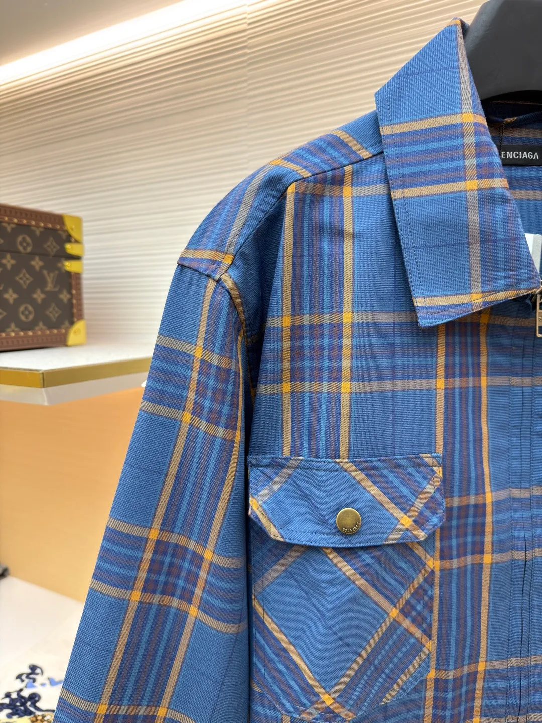 Balenciaga blue style jacquard zipper shirt ●Original version: Purchased and developed by 12629 ●Item number: 1681491-B90 ●Fabric: pure cotton fabric ●Technology: jacquard production ●Color: blue ●Version: Loose version ●Weight: about 460 grams ●Size: S-M-L-XL ●Description: Cotton is a special fabric with comfort, and the plaid design adds a classic element. Cotton fiber makes the fabric have good hygroscopicity, breathability and skin-friendly properties, while improving the fabric's wear resistance and wrinkle resistance. The fabric combines yarn-dyed technology and jacquard technology. The yarn is dyed into the required color before weaving. The color is rich and soft; it is interwoven with warp and weft yarns of different colors through an electronic jacquard loom. This gives the pattern a permanent three-dimensional feel and excellent color fastness that won't fade when washed. The jacquard process interweaves different warp and weft to form a smooth and regular pattern on the fabric, making the fabric more beautiful. The unique double-layer lattice process is the core of its high-end positioning. The two layers of jacquard fabric are combined during weaving or sewing to form an extremely stiff, thick and warm structure. This gives the shirt a jacket-like texture and weight, breaking through the single-season limitations of traditional shirts. The overall wiring is straight and delicate, the fabric is comfortable and soft, and the color is consistent without color difference. It can be matched with the same style to create a fashionable look and control various occasions. Customized accessories, complete with three standards, same style for men and women!