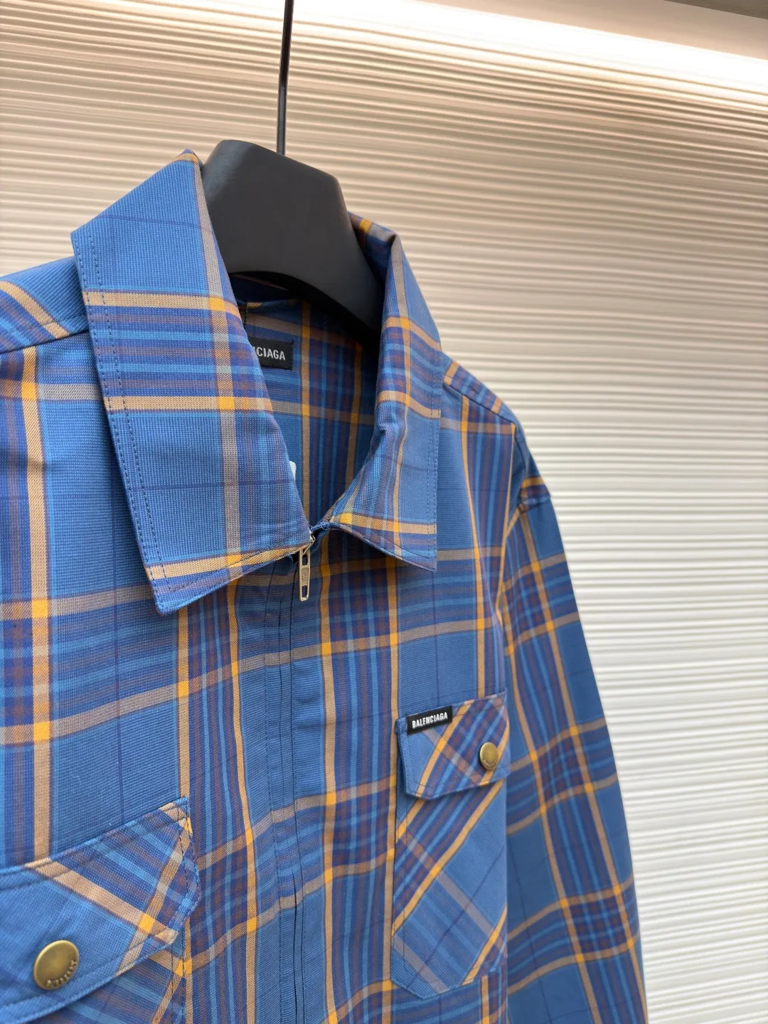 Balenciaga blue style jacquard zipper shirt ●Original version: Purchased and developed by 12629 ●Item number: 1681491-B90 ●Fabric: pure cotton fabric ●Technology: jacquard production ●Color: blue ●Version: Loose version ●Weight: about 460 grams ●Size: S-M-L-XL ●Description: Cotton is a special fabric with comfort, and the plaid design adds a classic element. Cotton fiber makes the fabric have good hygroscopicity, breathability and skin-friendly properties, while improving the fabric's wear resistance and wrinkle resistance. The fabric combines yarn-dyed technology and jacquard technology. The yarn is dyed into the required color before weaving. The color is rich and soft; it is interwoven with warp and weft yarns of different colors through an electronic jacquard loom. This gives the pattern a permanent three-dimensional feel and excellent color fastness that won't fade when washed. The jacquard process interweaves different warp and weft to form a smooth and regular pattern on the fabric, making the fabric more beautiful. The unique double-layer lattice process is the core of its high-end positioning. The two layers of jacquard fabric are combined during weaving or sewing to form an extremely stiff, thick and warm structure. This gives the shirt a jacket-like texture and weight, breaking through the single-season limitations of traditional shirts. The overall wiring is straight and delicate, the fabric is comfortable and soft, and the color is consistent without color difference. It can be matched with the same style to create a fashionable look and control various occasions. Customized accessories, complete with three standards, same style for men and women!