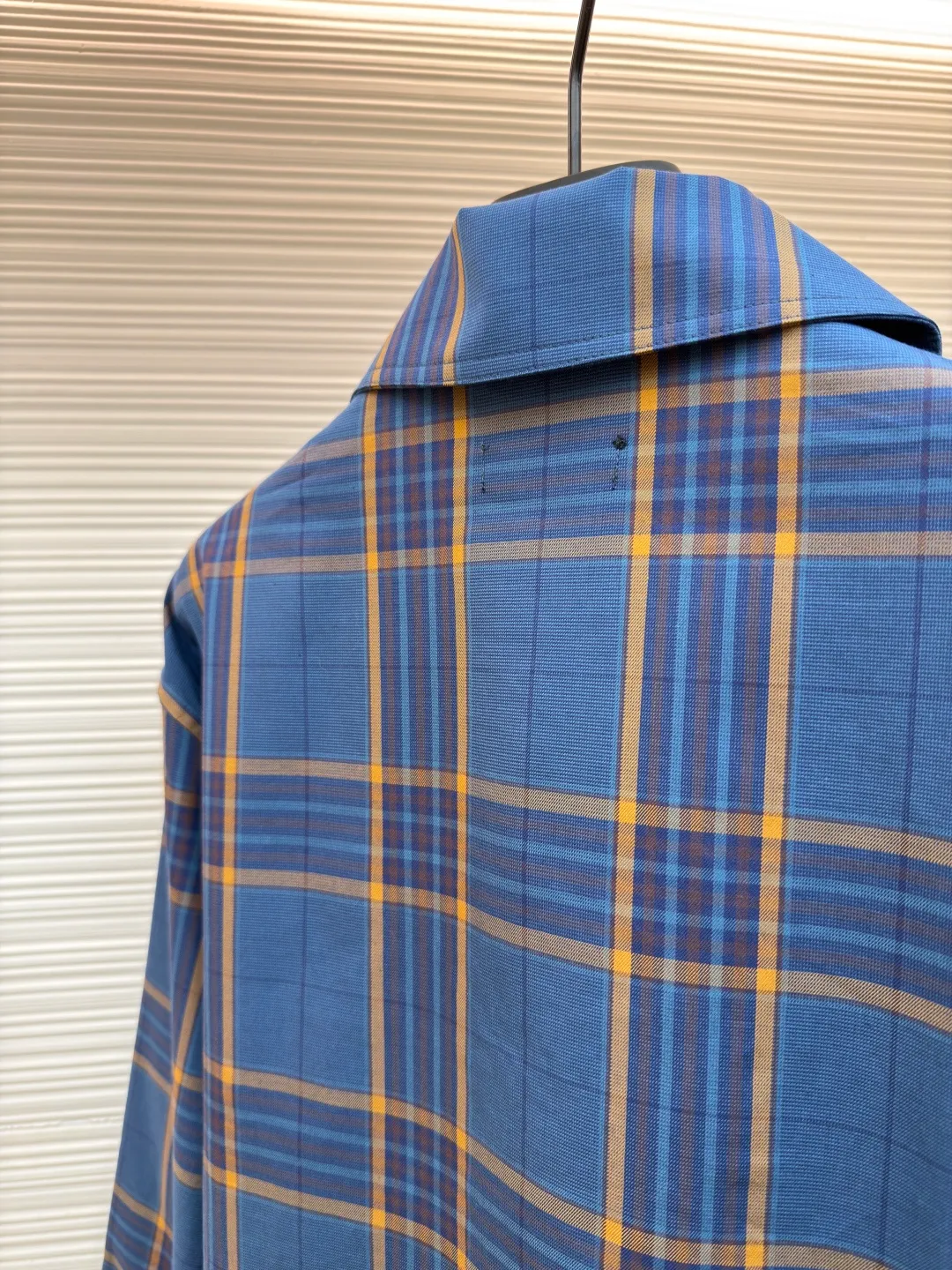 Balenciaga blue style jacquard zipper shirt ●Original version: Purchased and developed by 12629 ●Item number: 1681491-B90 ●Fabric: pure cotton fabric ●Technology: jacquard production ●Color: blue ●Version: Loose version ●Weight: about 460 grams ●Size: S-M-L-XL ●Description: Cotton is a special fabric with comfort, and the plaid design adds a classic element. Cotton fiber makes the fabric have good hygroscopicity, breathability and skin-friendly properties, while improving the fabric's wear resistance and wrinkle resistance. The fabric combines yarn-dyed technology and jacquard technology. The yarn is dyed into the required color before weaving. The color is rich and soft; it is interwoven with warp and weft yarns of different colors through an electronic jacquard loom. This gives the pattern a permanent three-dimensional feel and excellent color fastness that won't fade when washed. The jacquard process interweaves different warp and weft to form a smooth and regular pattern on the fabric, making the fabric more beautiful. The unique double-layer lattice process is the core of its high-end positioning. The two layers of jacquard fabric are combined during weaving or sewing to form an extremely stiff, thick and warm structure. This gives the shirt a jacket-like texture and weight, breaking through the single-season limitations of traditional shirts. The overall wiring is straight and delicate, the fabric is comfortable and soft, and the color is consistent without color difference. It can be matched with the same style to create a fashionable look and control various occasions. Customized accessories, complete with three standards, same style for men and women!