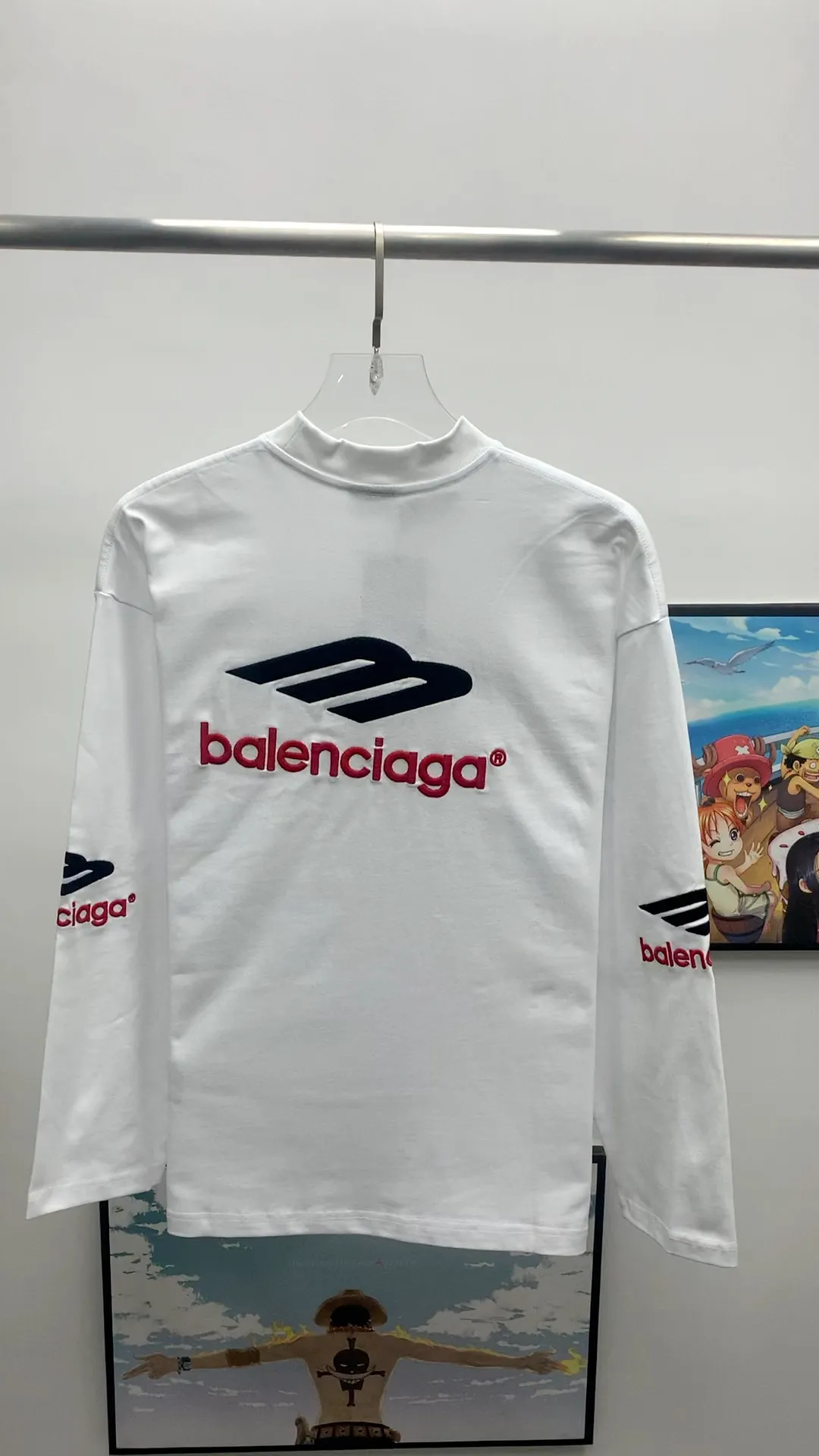 Real shot video on the back————The top tested version of Balenciaga Balenciaga’s latest long-sleeved T-shirt with large LOGO icons on the front, left, and right sleeves embroidery. Balenciaga’s first high-street outfit in autumn, it’s all high-end, even if you want to be low-key, it’s hard not to love it, full of casual sports style. The front and back are embroidered with the same large logo, and the left and right sleeves are also embroidered with the same logo. The contrasting red ➕ black embroidery is really awesome. It will definitely attract attention when paired with a couple style. It is another day to be stunned by the handsomeness! Fashionistas are not afraid of the heat, so long tees are a must-have when traveling to Sichuan and Tibet. Different from the ordinary version, it uses high-quality Tajima embroidery, the neckline is reinforced with two needles and is not easily deformed by machine washing. It is made of high-weight pure cotton double yarn. The counters are updated simultaneously, and genuine products are developed and developed at the first time. The fabric is made of Paris ZP custom-woven and dyed cotton, double-yarn compact cotton with a weight of 260 grams, and the cloth surface is clean. The cloth has clear texture, soft and comfortable, good color fastness and not easy to discolor. The threads are woven and dyed with no color difference. The embroidery is done using imported Tajima embroidery machines. Super 15W needle and thread, three-dimensional effect, clear lines, no burrs and miscellaneous threads, ultra-high craftsmanship embroidery. The version adopts OS loose shoulder style, the same style for male and female couples ▪️Size: XS S.M.L ▪️Color: Iron gray blue white P:340