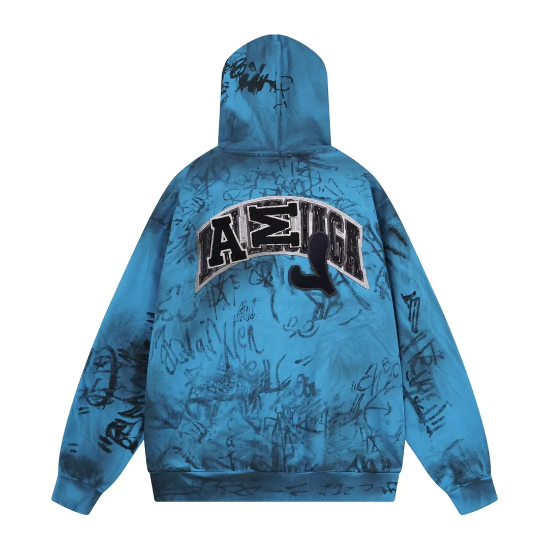 🅿️456 real photos [Top version. Official website quality] BALENCI*GA/Paris co-branded Manchester United. 24 latest. Hand-painted. Worn. Washed. Distressed. Worn. Inkjet painting. Graffiti. Zipper cardigan hooded sweatshirt. The embroidered insignia is heavily tattered. Top-quality board. Comparisons are welcome. The fabric is made of Paris ZP custom-woven and dyed cotton double yarn. Weighing 260 grams, the cloth surface is clean. The cloth pattern is clear, soft and comfortable. The threads are dyed with no color difference. The front pattern embroidery is made with imported machine embroidery. The color of the chapter mark is the same. The embroidery and border are embroidered. The chapter mark is worn and distressed to match the brick cabinet. Ready-made clothes are washed and distressed. Painted with graffiti. The entire piece of clothing is restored with overweight craftsmanship. Jubie market produces pictures based on pictures. Welcome to compare. The version adopts OS loose shoulder design. Same style for men and women. Code: BL238079 Color: gray, red, lake blue Size: XS S M L