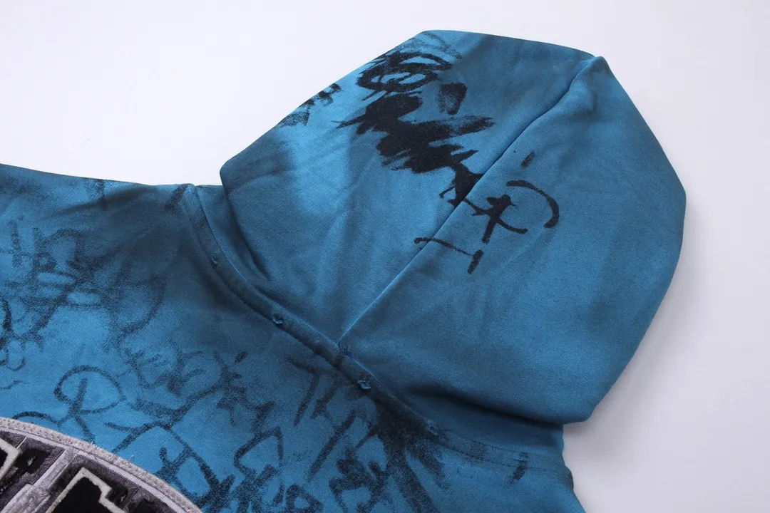 🅿️456 real photos [Top version. Official website quality] BALENCI*GA/Paris co-branded Manchester United. 24 latest. Hand-painted. Worn. Washed. Distressed. Worn. Inkjet painting. Graffiti. Zipper cardigan hooded sweatshirt. The embroidered insignia is heavily tattered. Top-quality board. Comparisons are welcome. The fabric is made of Paris ZP custom-woven and dyed cotton double yarn. Weighing 260 grams, the cloth surface is clean. The cloth pattern is clear, soft and comfortable. The threads are dyed with no color difference. The front pattern embroidery is made with imported machine embroidery. The color of the chapter mark is the same. The embroidery and border are embroidered. The chapter mark is worn and distressed to match the brick cabinet. Ready-made clothes are washed and distressed. Painted with graffiti. The entire piece of clothing is restored with overweight craftsmanship. Jubie market produces pictures based on pictures. Welcome to compare. The version adopts OS loose shoulder design. Same style for men and women. Code: BL238079 Color: gray, red, lake blue Size: XS S M L