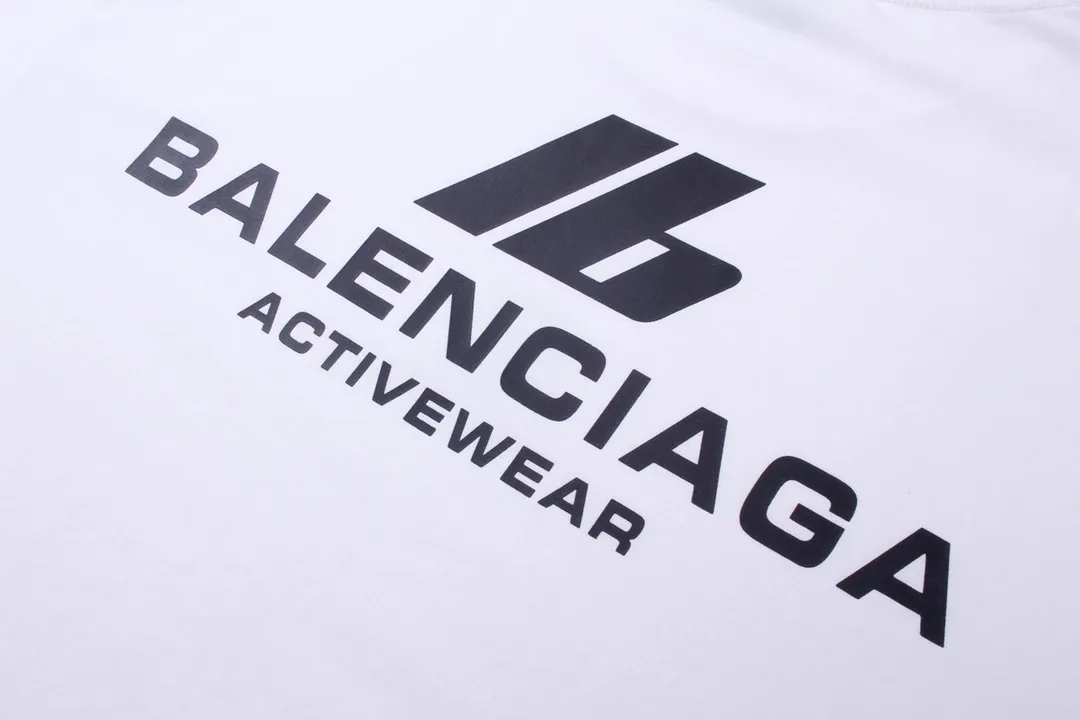 🅿️170 detailed pictures [Top version. Official website quality] BALENCI*GA/Paris. 2024 new style. New LOGO front and back printed short-sleeved T-shirt, brick cabinet synchronization. Genuine product developed at the first time, happy to print and compare! The fabric is made of Paris ZP custom-woven and dyed cotton double yarn. Weighing 260 grams, the cloth surface is clean. The cloth pattern is clear, soft and comfortable. The threads are dyed with no color difference. The classic LOGO is printed using environmentally friendly imported materials, with clear letters and a three-dimensional effect. Restore the brick cabinet. Different market currency, welcome to compare, the version adopts OS loose shoulder version. Same style for men and women Coding: BL223312 Color: black, white Size: XS to L
