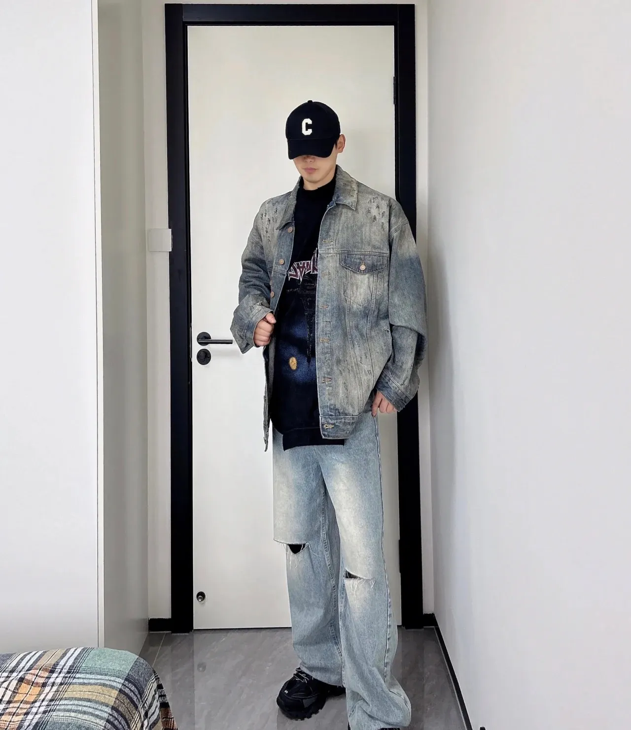 🔥Hot model picture of the new Balenciga/Balenciaga 2023SS diamond denim denim men and women couple star same style jacket. Heavy washing and aging process. The whole piece is hand-made and worn. There are 281 counter-position hanging molds in the whole garment. The ready-made garments are sprayed with Ma Liu, desizing and distressing, graphite washing, the whole piece is color-coated and yellowed, and finally fried with salt to solidify the color. Multiple washings are used to make the old process. Top-level difficult craftsmanship and top-grade fabrics are washed in multiple ways. It is made of 100% cotton slub denim fabric in the warp and weft directions. It feels soft, delicate and slightly elastic. It is comfortable on the upper body. It has exquisite high-temperature hot-drilling technology and custom-made metal logo buttons, which can restore the clothing shape one to one.  OS version, complete with three standards, same style for men and women.  Size XS S M L P:550