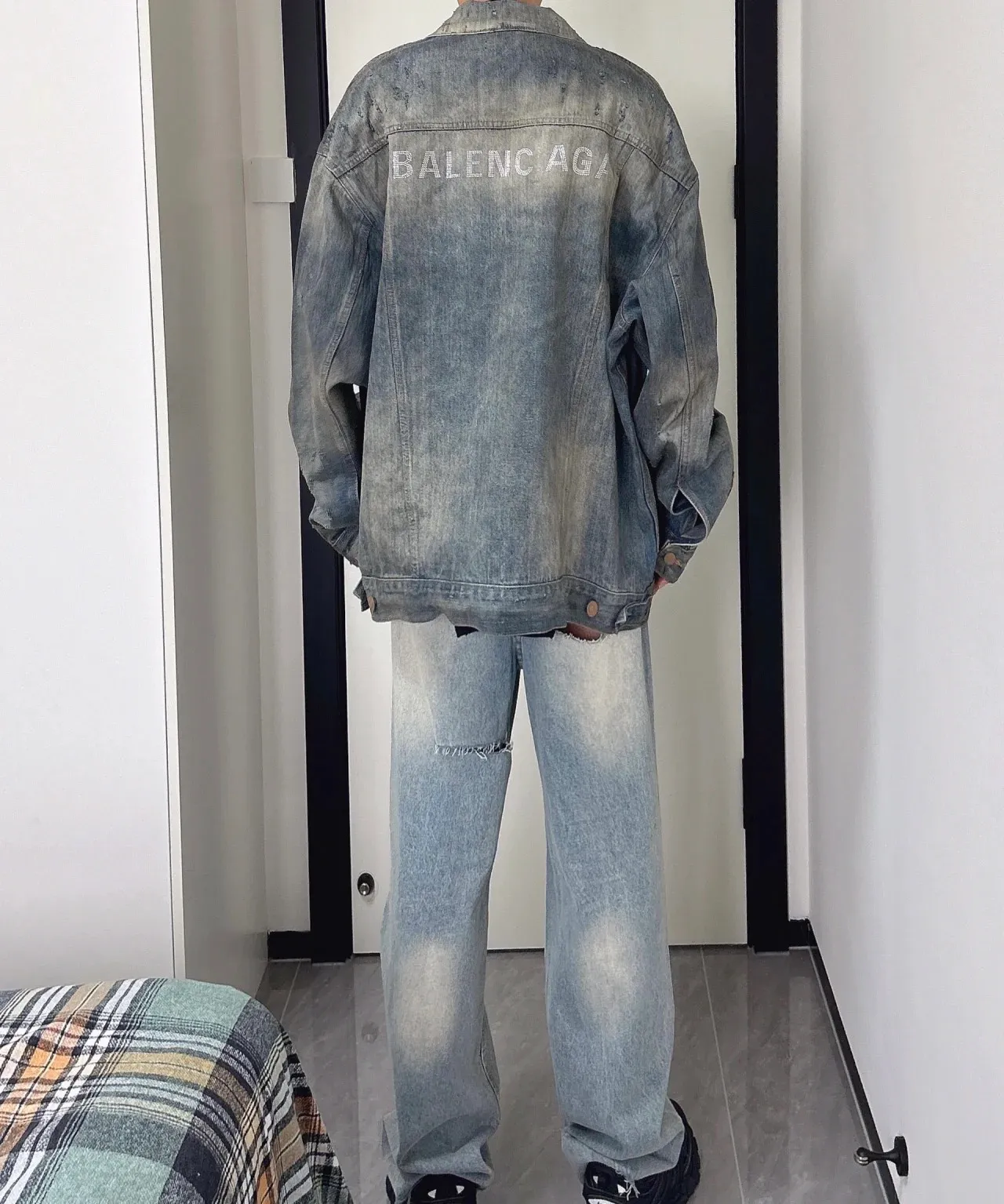 🔥Hot model picture of the new Balenciga/Balenciaga 2023SS diamond denim denim men and women couple star same style jacket. Heavy washing and aging process. The whole piece is hand-made and worn. There are 281 counter-position hanging molds in the whole garment. The ready-made garments are sprayed with Ma Liu, desizing and distressing, graphite washing, the whole piece is color-coated and yellowed, and finally fried with salt to solidify the color. Multiple washings are used to make the old process. Top-level difficult craftsmanship and top-grade fabrics are washed in multiple ways. It is made of 100% cotton slub denim fabric in the warp and weft directions. It feels soft, delicate and slightly elastic. It is comfortable on the upper body. It has exquisite high-temperature hot-drilling technology and custom-made metal logo buttons, which can restore the clothing shape one to one.  OS version, complete with three standards, same style for men and women.  Size XS S M L P:550