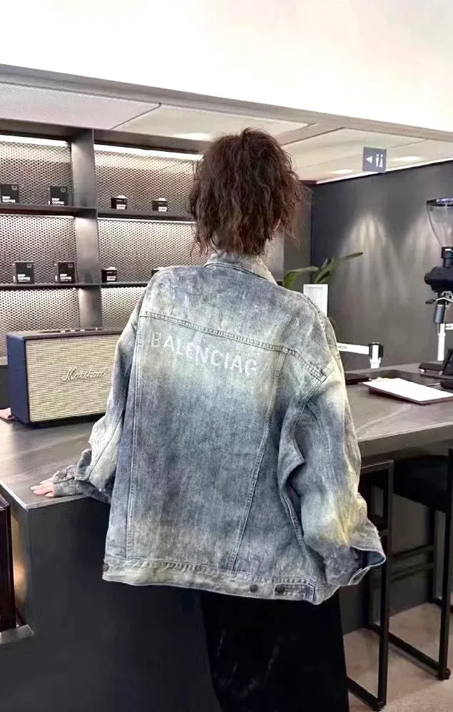 🔥Hot model picture of the new Balenciga/Balenciaga 2023SS diamond denim denim men and women couple star same style jacket. Heavy washing and aging process. The whole piece is hand-made and worn. There are 281 counter-position hanging molds in the whole garment. The ready-made garments are sprayed with Ma Liu, desizing and distressing, graphite washing, the whole piece is color-coated and yellowed, and finally fried with salt to solidify the color. Multiple washings are used to make the old process. Top-level difficult craftsmanship and top-grade fabrics are washed in multiple ways. It is made of 100% cotton slub denim fabric in the warp and weft directions. It feels soft, delicate and slightly elastic. It is comfortable on the upper body. It has exquisite high-temperature hot-drilling technology and custom-made metal logo buttons, which can restore the clothing shape one to one.  OS version, complete with three standards, same style for men and women.  Size XS S M L P:550