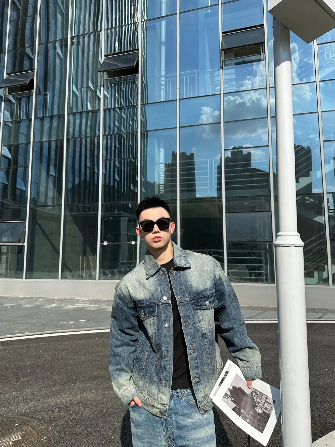 🔥Hot model picture of the new Balenciga/Balenciaga 2023SS diamond denim denim men and women couple star same style jacket. Heavy washing and aging process. The whole piece is hand-made and worn. There are 281 counter-position hanging molds in the whole garment. The ready-made garments are sprayed with Ma Liu, desizing and distressing, graphite washing, the whole piece is color-coated and yellowed, and finally fried with salt to solidify the color. Multiple washings are used to make the old process. Top-level difficult craftsmanship and top-grade fabrics are washed in multiple ways. It is made of 100% cotton slub denim fabric in the warp and weft directions. It feels soft, delicate and slightly elastic. It is comfortable on the upper body. It has exquisite high-temperature hot-drilling technology and custom-made metal logo buttons, which can restore the clothing shape one to one.  OS version, complete with three standards, same style for men and women.  Size XS S M L P:550