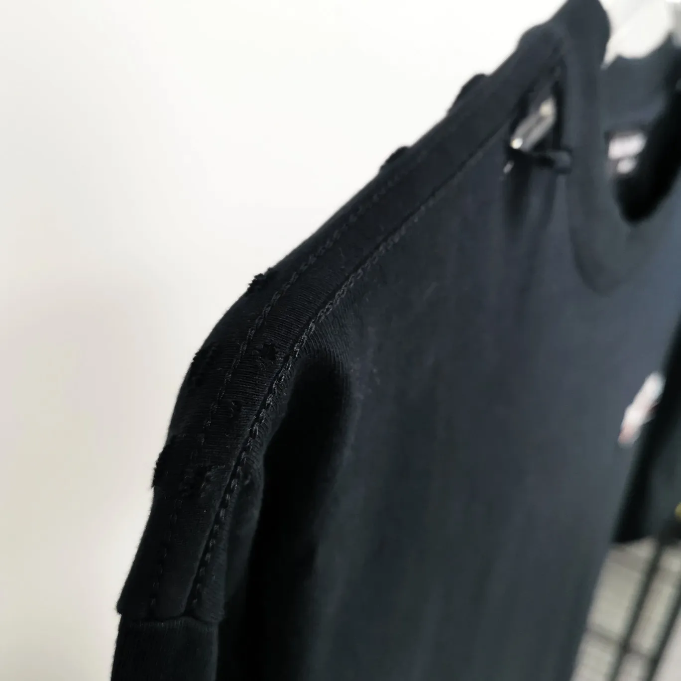 Supplementary details - the top tested version of Balenciaga BALENCIAGA Cola hole wheat wave embroidered printed short-sleeved T-shirts for male and female couples stars are available in three colors, ensuring the same fabric as the original version, no color difference! Customized dyeing in a package! INS, Xiaohongshu’s popular style, classics that never fade away! The king of orders in Spain, the fried chicken is highly recommended! 32S 280g pure cotton double yarn fabric, comfortable and wide! Full of drape! The printing uses Tajima embroidery machine imported from Japan, which is known as the fighter among embroidery machines. The embroidery is meticulous, with no threads or skipped threads, the printing and embroidery are full and fine, and the letter spacing is consistent with ZP! Wearing it gives you full confidence and peace of mind! The labels and washes are all correct! On behalf of G at the same level! Consistent packaging at the counter! The holes on the neckline are inlaid by hand, and the holes on the body are all pierced by in-line scanning, all of which are one-to-one craftsmanship! Size: XS-L Color: Black P:270