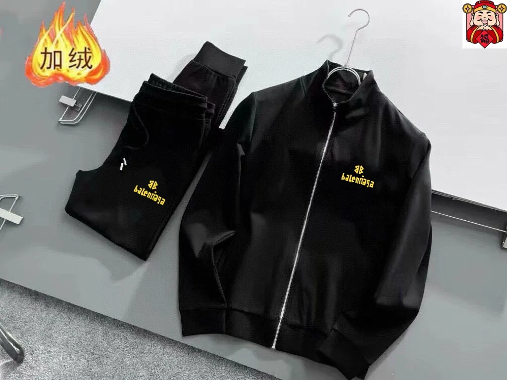 🅿️460 Directly approved brand [BALENCIAGA] (thick velvet) 2025 autumn and winter new product, celebrities’ favorite fashion casual suit, clean and neat tailoring, full of urban style. Made of high-quality customized fabrics, the inner warmth is excellent, the hand feels soft and dry, and the upper body effect is crisp and stylish. The three-dimensional cutting process and the pattern are all of high standards, and the silhouette version has the right benefits! It is not tight at all, and you feel good when you put it on. So many top-quality raw materials create high-end products with unparalleled value. It is the first choice for high-end fashion people. (Size: M-4XL can wear up to 200 pounds)
