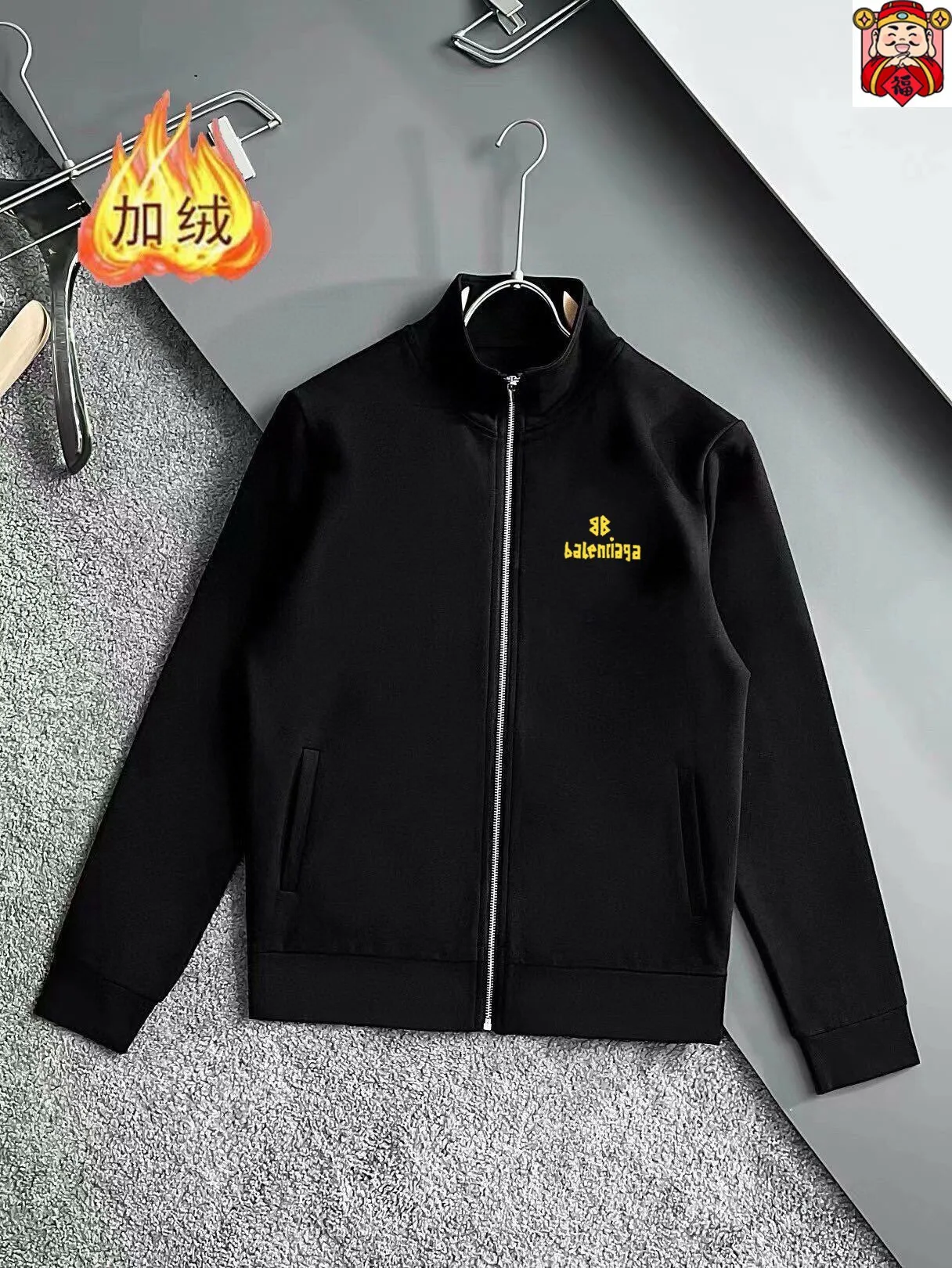 🅿️460 Directly approved brand [BALENCIAGA] (thick velvet) 2025 autumn and winter new product, celebrities’ favorite fashion casual suit, clean and neat tailoring, full of urban style. Made of high-quality customized fabrics, the inner warmth is excellent, the hand feels soft and dry, and the upper body effect is crisp and stylish. The three-dimensional cutting process and the pattern are all of high standards, and the silhouette version has the right benefits! It is not tight at all, and you feel good when you put it on. So many top-quality raw materials create high-end products with unparalleled value. It is the first choice for high-end fashion people. (Size: M-4XL can wear up to 200 pounds)