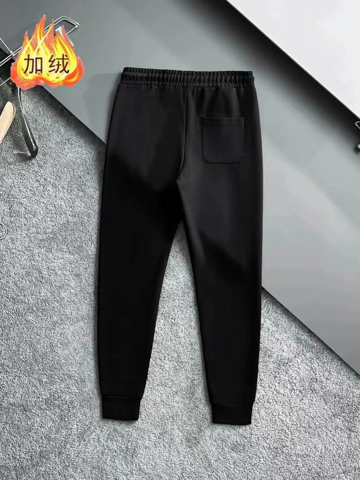 🅿️460 Directly approved brand [BALENCIAGA] (thick velvet) 2025 autumn and winter new product, celebrities’ favorite fashion casual suit, clean and neat tailoring, full of urban style. Made of high-quality customized fabrics, the inner warmth is excellent, the hand feels soft and dry, and the upper body effect is crisp and stylish. The three-dimensional cutting process and the pattern are all of high standards, and the silhouette version has the right benefits! It is not tight at all, and you feel good when you put it on. So many top-quality raw materials create high-end products with unparalleled value. It is the first choice for high-end fashion people. (Size: M-4XL can wear up to 200 pounds)