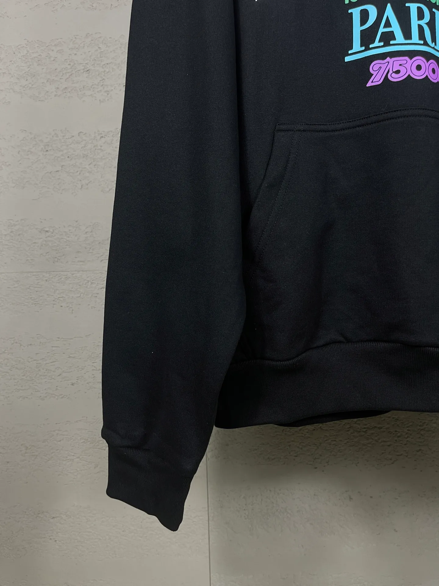 🅿️320 real photos [Top version. Official website quality] BALENCI*GA/Paris.SS25 latest color printed + embroidered hooded sweatshirt. The front embroidery is embroidered with Tajima computer embroidery machine and imported rubber paddle printing, and the brick cabinet is synchronized. It is developed at the first time and the fabric is made of Paris ZP custom-woven and dyed cotton sweatshirt. Weight 460 grams. The cloth surface is clean. The cloth pattern is clear, soft and comfortable. The threads are dyed with no color difference. The printing uses environmentally friendly imported materials, the letters are clear and the effect is three-dimensional. The version adopts OS loose shoulder design. Same style for men and women. Code: BL259953 Color: Black Size: XS S M L