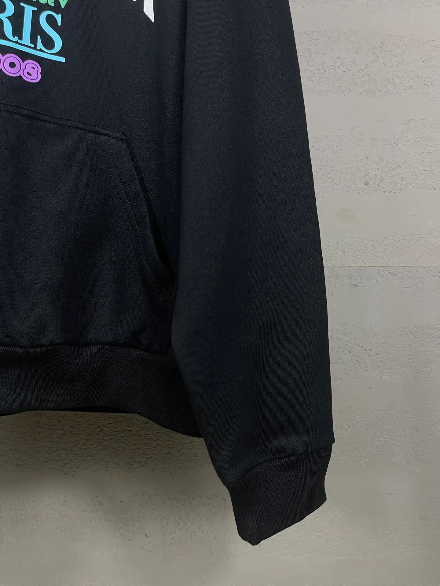 🅿️320 real photos [Top version. Official website quality] BALENCI*GA/Paris.SS25 latest color printed + embroidered hooded sweatshirt. The front embroidery is embroidered with Tajima computer embroidery machine and imported rubber paddle printing, and the brick cabinet is synchronized. It is developed at the first time and the fabric is made of Paris ZP custom-woven and dyed cotton sweatshirt. Weight 460 grams. The cloth surface is clean. The cloth pattern is clear, soft and comfortable. The threads are dyed with no color difference. The printing uses environmentally friendly imported materials, the letters are clear and the effect is three-dimensional. The version adopts OS loose shoulder design. Same style for men and women. Code: BL259953 Color: Black Size: XS S M L