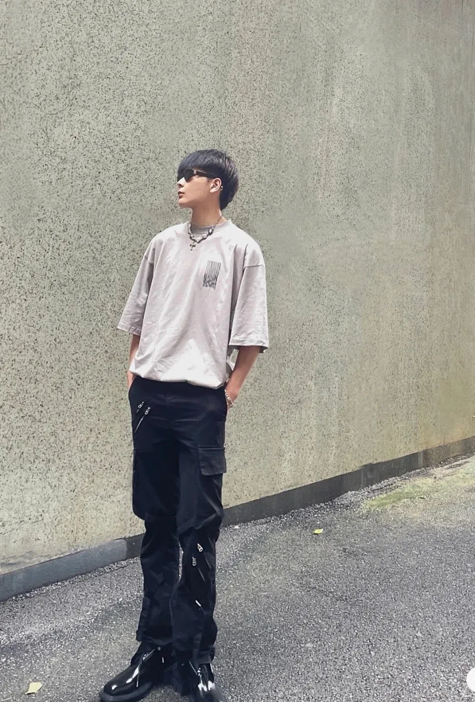 ♻️💯Upper body reference model picture❤️Top tested version★Balenciaga's latest barcode twisted blurred letters couple style pure cotton loose short-sleeved T-shirt. A T-shirt that you love at first sight, barcode letter print. Don't underestimate this style, it is absolutely not easy to restore this print to 100%! The twisted letter gradient goes from dark to light through 6 to the color block. The lightest color is close to the cloth color. It is very difficult to master. If you are not careful or the direct printing machine is uneven, it will cause uneven color and shape printing transition. The upper body is perfect, the same style for men and women, it can be paired with sports pants or jeans 🉑 Selected 32-woven pure cotton double yarn fabric, 280 high gram weight, top-notch workmanship! The details are perfect! Quality absolutely guaranteed! The clothes are well proportioned! The wiring is neat! Original same cylinder thread! High quality printing, simple and classic! Perfect praise! High-quality excipient packaging, complete with three standards! Size: XS-L Color: Gray Black White P:250