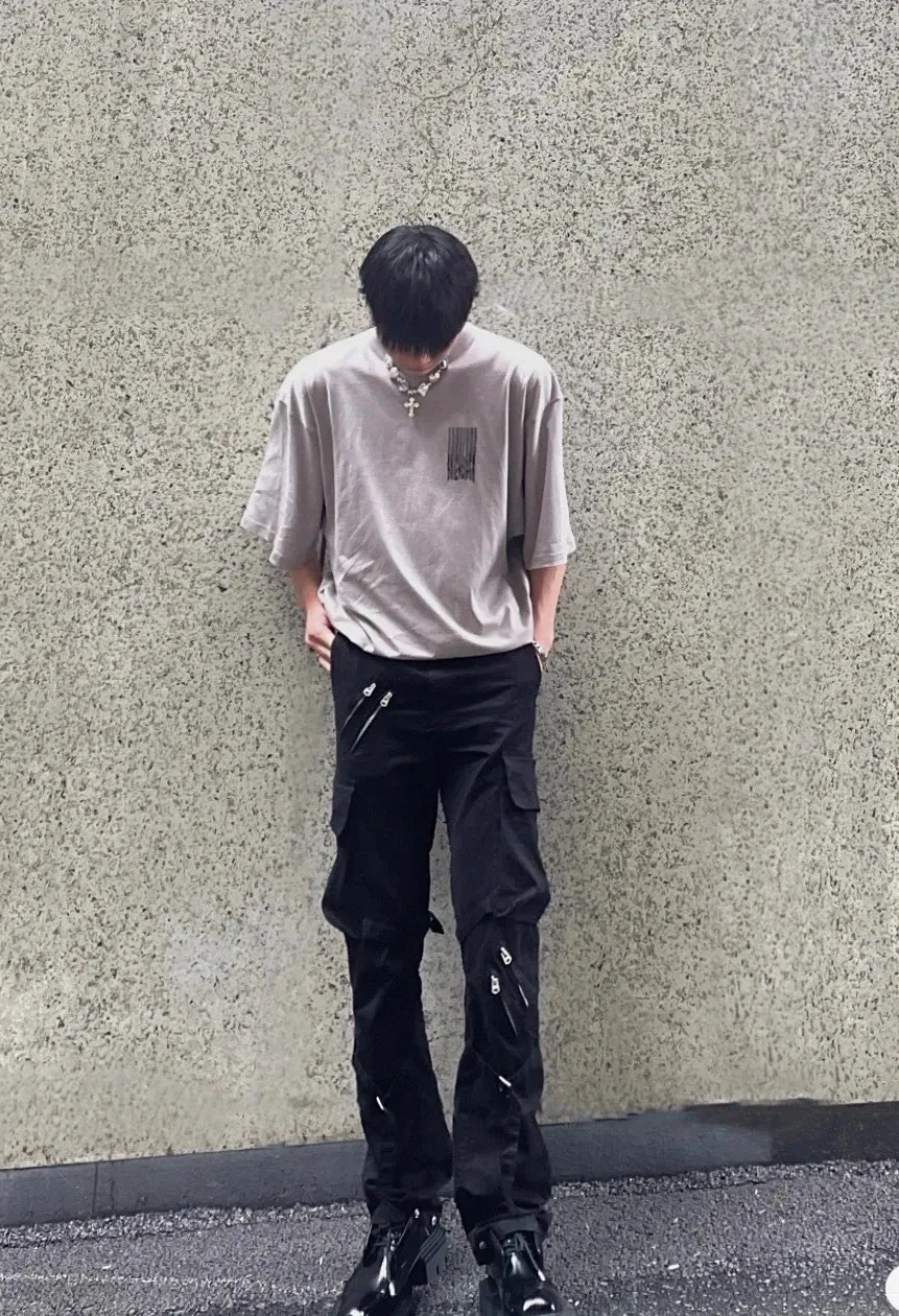 ♻️💯Upper body reference model picture❤️Top tested version★Balenciaga's latest barcode twisted blurred letters couple style pure cotton loose short-sleeved T-shirt. A T-shirt that you love at first sight, barcode letter print. Don't underestimate this style, it is absolutely not easy to restore this print to 100%! The twisted letter gradient goes from dark to light through 6 to the color block. The lightest color is close to the cloth color. It is very difficult to master. If you are not careful or the direct printing machine is uneven, it will cause uneven color and shape printing transition. The upper body is perfect, the same style for men and women, it can be paired with sports pants or jeans 🉑 Selected 32-woven pure cotton double yarn fabric, 280 high gram weight, top-notch workmanship! The details are perfect! Quality absolutely guaranteed! The clothes are well proportioned! The wiring is neat! Original same cylinder thread! High quality printing, simple and classic! Perfect praise! High-quality excipient packaging, complete with three standards! Size: XS-L Color: Gray Black White P:250