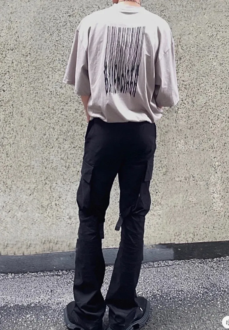 ♻️💯Upper body reference model picture❤️Top tested version★Balenciaga's latest barcode twisted blurred letters couple style pure cotton loose short-sleeved T-shirt. A T-shirt that you love at first sight, barcode letter print. Don't underestimate this style, it is absolutely not easy to restore this print to 100%! The twisted letter gradient goes from dark to light through 6 to the color block. The lightest color is close to the cloth color. It is very difficult to master. If you are not careful or the direct printing machine is uneven, it will cause uneven color and shape printing transition. The upper body is perfect, the same style for men and women, it can be paired with sports pants or jeans 🉑 Selected 32-woven pure cotton double yarn fabric, 280 high gram weight, top-notch workmanship! The details are perfect! Quality absolutely guaranteed! The clothes are well proportioned! The wiring is neat! Original same cylinder thread! High quality printing, simple and classic! Perfect praise! High-quality excipient packaging, complete with three standards! Size: XS-L Color: Gray Black White P:250