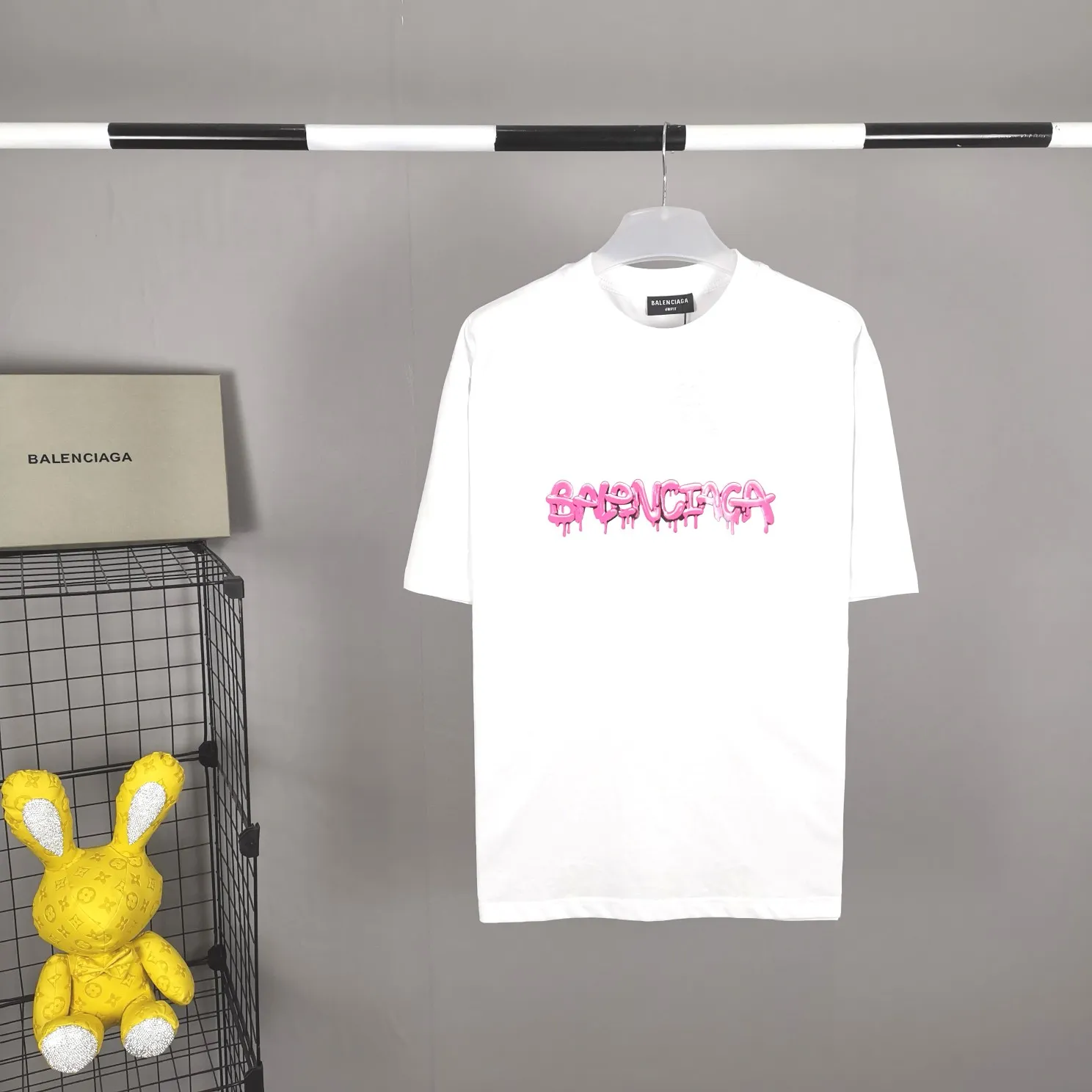 The top tested version, BALENCIAGA, pink jelly glue dissolved pure cotton, loose and breathable, trendy brand, same style short sleeves for male and female couples. The design elements are still as simple as ever. The letters on the chest are integrated with the design of melted jelly, giving an immediate sense of high-end. 100% double-yarn long-staple cotton fabric, pre-shrunk and washed, multi-dimensional handle. The printing is dot printing, cross-letter mold, inkjet-style heat transfer. The gel letters are first made and then fixed on the fabric through high-temperature pressing. The elements are simple and versatile. They look great in any combination. Color: black and white Size: XS-L P:250