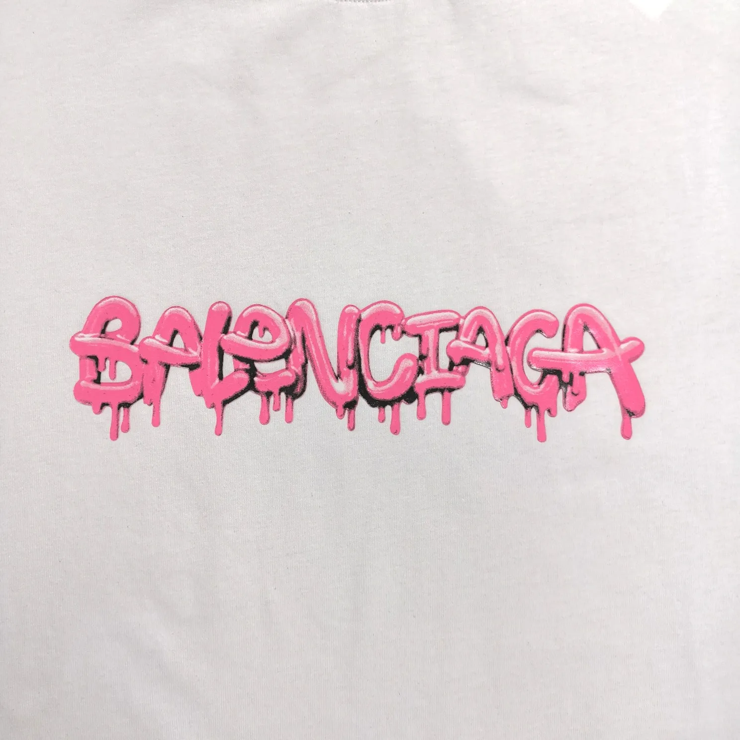 The top tested version, BALENCIAGA, pink jelly glue dissolved pure cotton, loose and breathable, trendy brand, same style short sleeves for male and female couples. The design elements are still as simple as ever. The letters on the chest are integrated with the design of melted jelly, giving an immediate sense of high-end. 100% double-yarn long-staple cotton fabric, pre-shrunk and washed, multi-dimensional handle. The printing is dot printing, cross-letter mold, inkjet-style heat transfer. The gel letters are first made and then fixed on the fabric through high-temperature pressing. The elements are simple and versatile. They look great in any combination. Color: black and white Size: XS-L P:250
