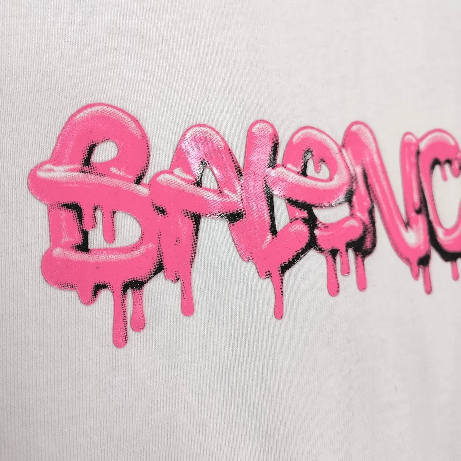 The top tested version, BALENCIAGA, pink jelly glue dissolved pure cotton, loose and breathable, trendy brand, same style short sleeves for male and female couples. The design elements are still as simple as ever. The letters on the chest are integrated with the design of melted jelly, giving an immediate sense of high-end. 100% double-yarn long-staple cotton fabric, pre-shrunk and washed, multi-dimensional handle. The printing is dot printing, cross-letter mold, inkjet-style heat transfer. The gel letters are first made and then fixed on the fabric through high-temperature pressing. The elements are simple and versatile. They look great in any combination. Color: black and white Size: XS-L P:250