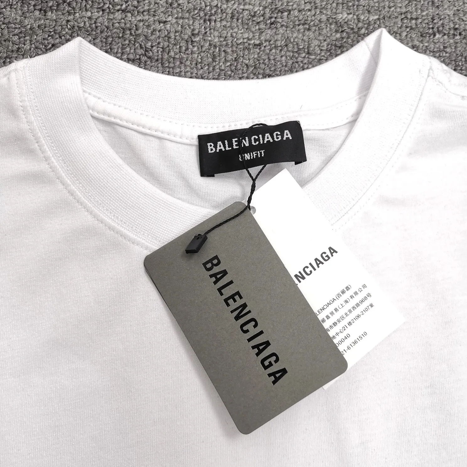 The top tested version, BALENCIAGA, pink jelly glue dissolved pure cotton, loose and breathable, trendy brand, same style short sleeves for male and female couples. The design elements are still as simple as ever. The letters on the chest are integrated with the design of melted jelly, giving an immediate sense of high-end. 100% double-yarn long-staple cotton fabric, pre-shrunk and washed, multi-dimensional handle. The printing is dot printing, cross-letter mold, inkjet-style heat transfer. The gel letters are first made and then fixed on the fabric through high-temperature pressing. The elements are simple and versatile. They look great in any combination. Color: black and white Size: XS-L P:250