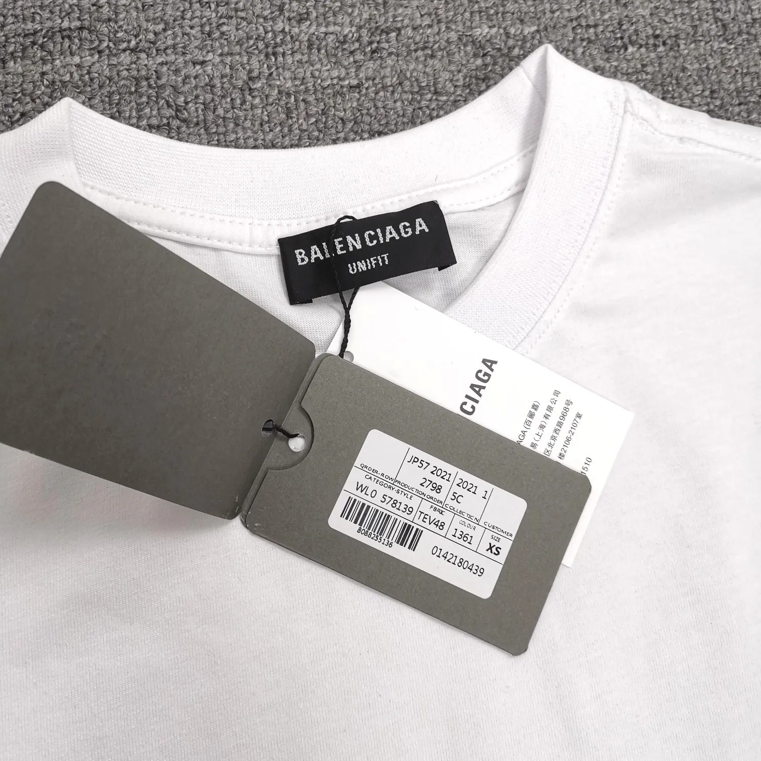 The top tested version, BALENCIAGA, pink jelly glue dissolved pure cotton, loose and breathable, trendy brand, same style short sleeves for male and female couples. The design elements are still as simple as ever. The letters on the chest are integrated with the design of melted jelly, giving an immediate sense of high-end. 100% double-yarn long-staple cotton fabric, pre-shrunk and washed, multi-dimensional handle. The printing is dot printing, cross-letter mold, inkjet-style heat transfer. The gel letters are first made and then fixed on the fabric through high-temperature pressing. The elements are simple and versatile. They look great in any combination. Color: black and white Size: XS-L P:250