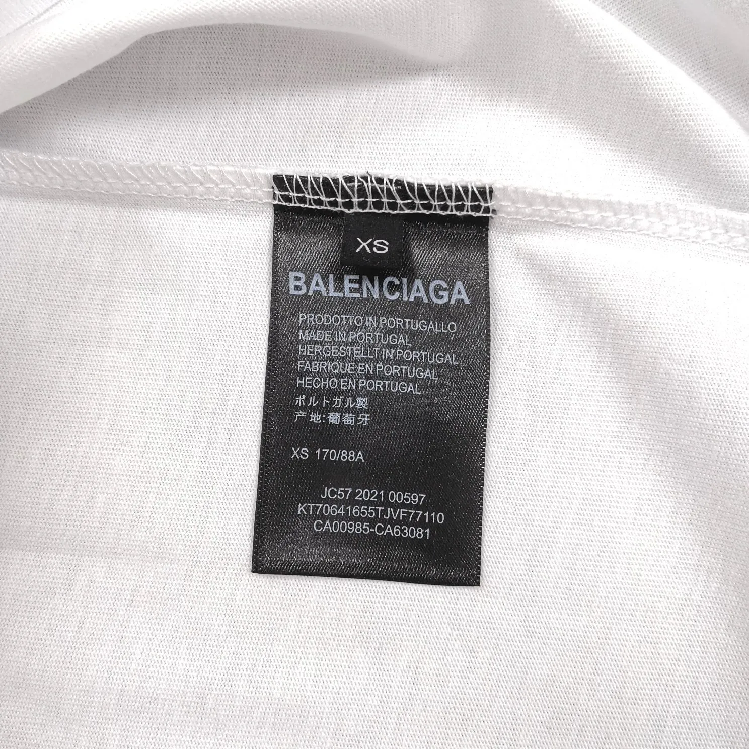 The top tested version, BALENCIAGA, pink jelly glue dissolved pure cotton, loose and breathable, trendy brand, same style short sleeves for male and female couples. The design elements are still as simple as ever. The letters on the chest are integrated with the design of melted jelly, giving an immediate sense of high-end. 100% double-yarn long-staple cotton fabric, pre-shrunk and washed, multi-dimensional handle. The printing is dot printing, cross-letter mold, inkjet-style heat transfer. The gel letters are first made and then fixed on the fabric through high-temperature pressing. The elements are simple and versatile. They look great in any combination. Color: black and white Size: XS-L P:250