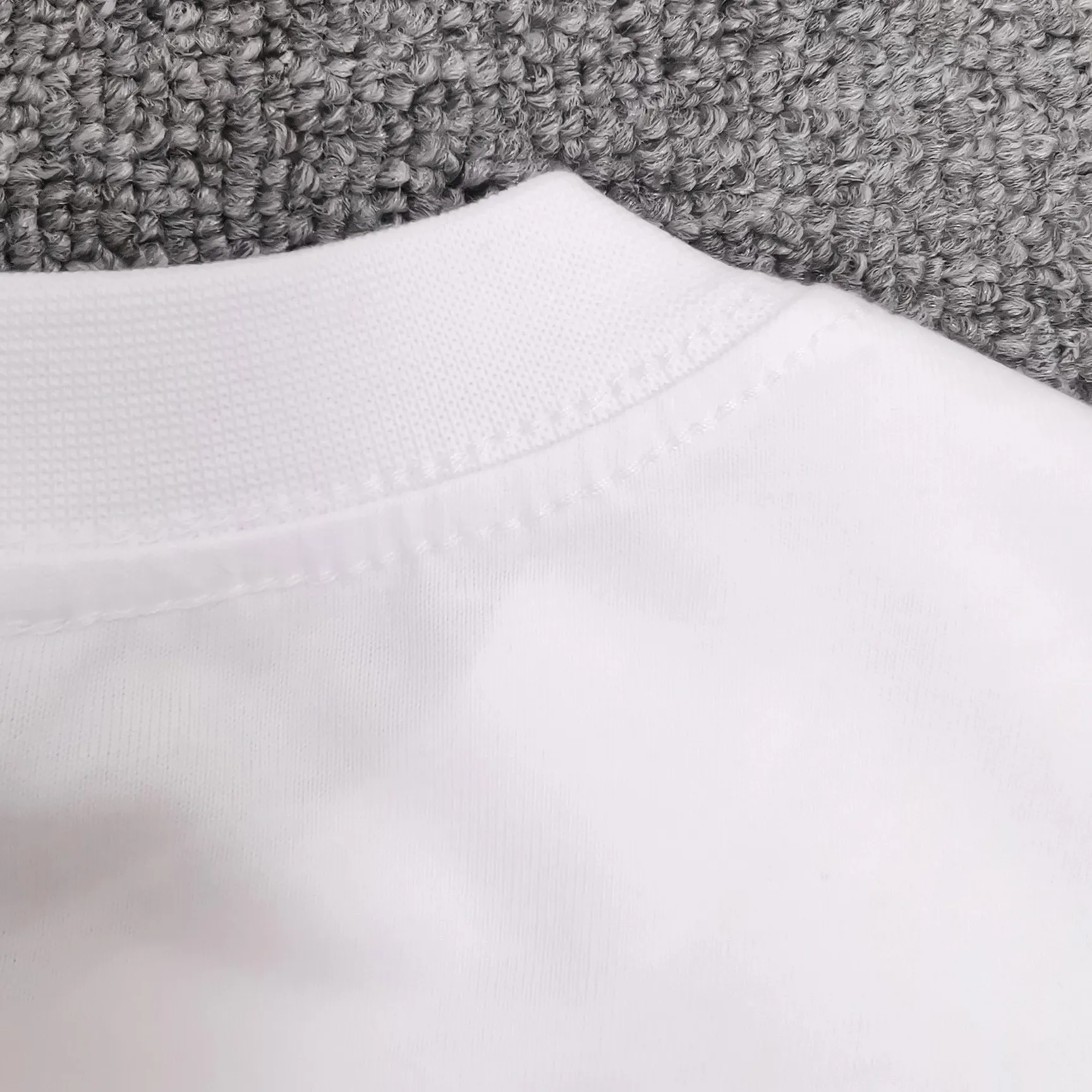 The top tested version, BALENCIAGA, pink jelly glue dissolved pure cotton, loose and breathable, trendy brand, same style short sleeves for male and female couples. The design elements are still as simple as ever. The letters on the chest are integrated with the design of melted jelly, giving an immediate sense of high-end. 100% double-yarn long-staple cotton fabric, pre-shrunk and washed, multi-dimensional handle. The printing is dot printing, cross-letter mold, inkjet-style heat transfer. The gel letters are first made and then fixed on the fabric through high-temperature pressing. The elements are simple and versatile. They look great in any combination. Color: black and white Size: XS-L P:250